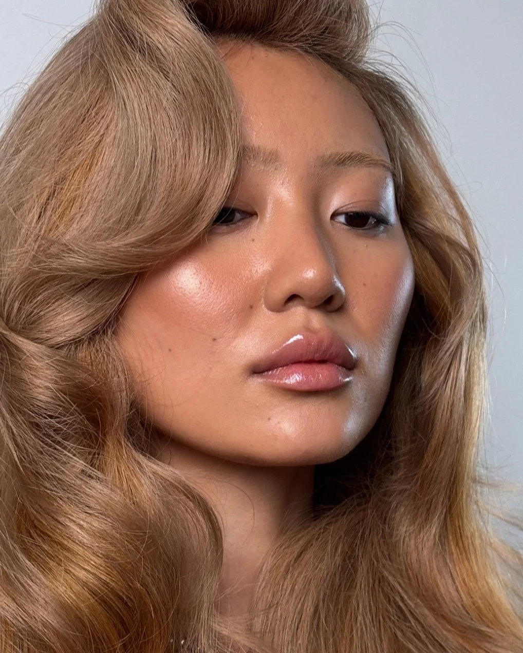 𝓑𝓻𝓲𝓭𝓪𝓵 𝓫𝓸𝓸𝓴𝓲𝓷𝓰𝓼 𝓪𝓻𝓮 𝓷𝓸𝔀 𝓸𝓹𝓮𝓷 𝓯𝓸𝓻 𝓔𝓾𝓻𝓸𝓹𝓮 2026
With a decade of experience across fashion and beauty, @cedar_shoots brings an understated sophistication to modern bridal makeup. Drawing from her work on  fashion campaig