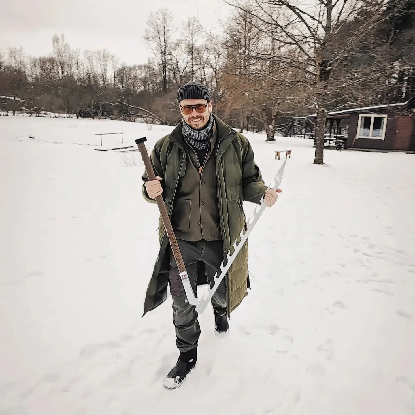 Pasiruo&scaron;imas eketės kirtimui, nes savaitgalis pilnas draugų, norinčių mėgautis pirties ritualais ir maudynėmis lediniame vandenyje.

#juodapirtis #pirtisvilniuje #pirtiesnuoma #maudynesziema #sveikasgyvenimas #laisvalaikis #gamtosgrožis #sveik