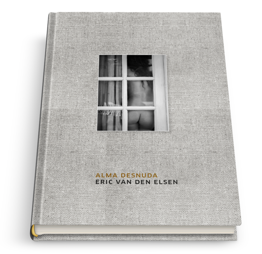 Boek "Alma Desnuda" door Eric van den Elsen, met een zwart-wit foto van een naakte vrouw die door een raam kijkt op de voorkant.