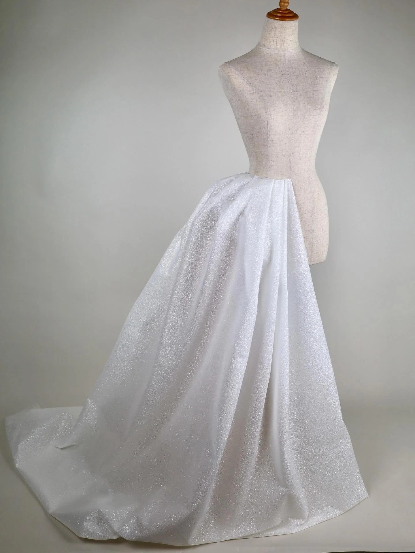 New Product &ndash; F6647 Glitter Bonded Crinoline

Silk White heavyweight crinoline designed to provide structure for sculptural ballgowns. Advanced bonding eliminates glitter shedding, while adding a sophisticated luminosity under tulle and beaded 