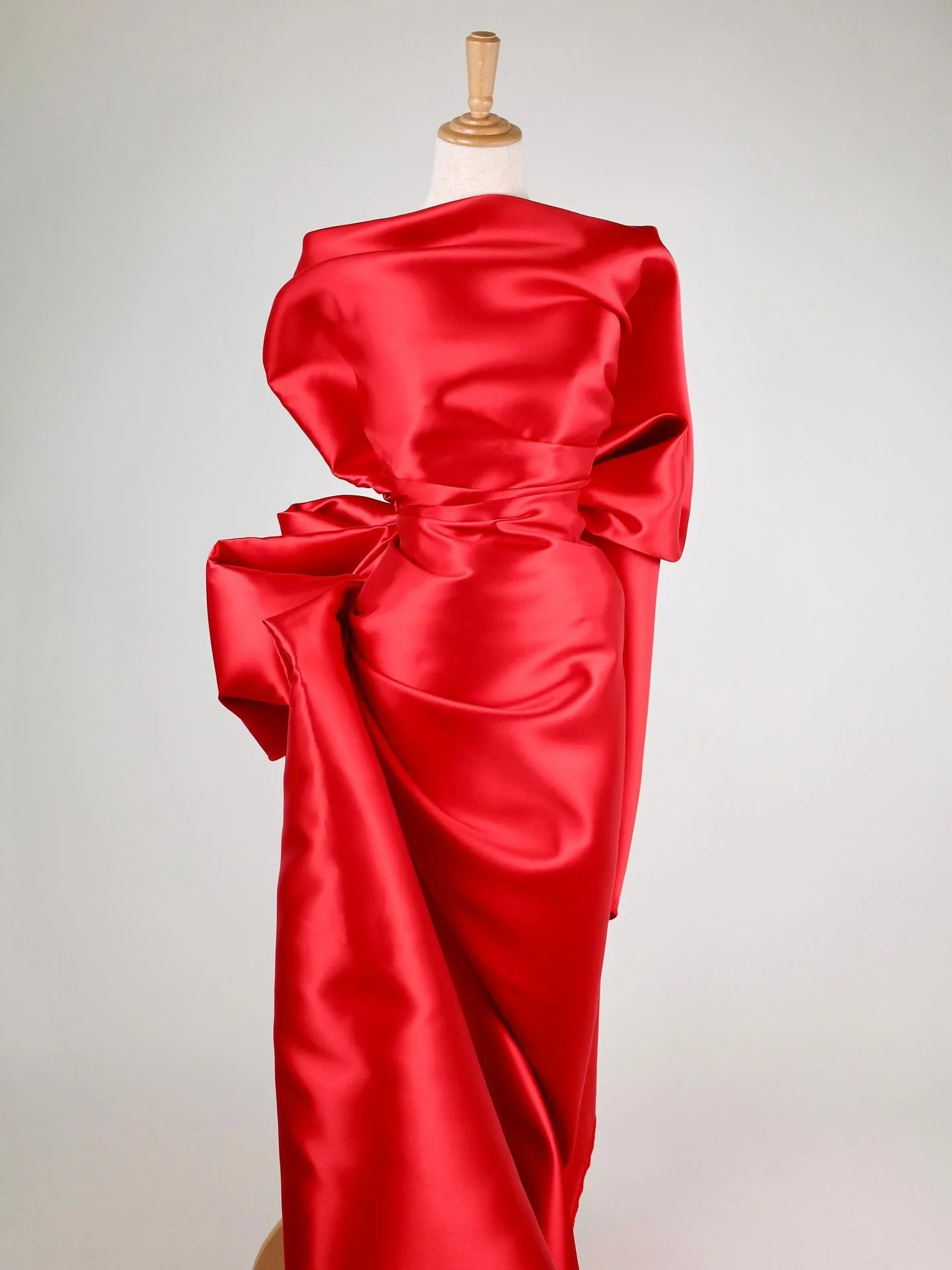 F8986 &ndash; Polyester Mikado in Monroe Red
Structured, luminous, and full of presence. This luxurious mikado holds shape beautifully while offering a subtle sheen&mdash;ideal for bold silhouettes and modern evening wear.

150cm wide and available i