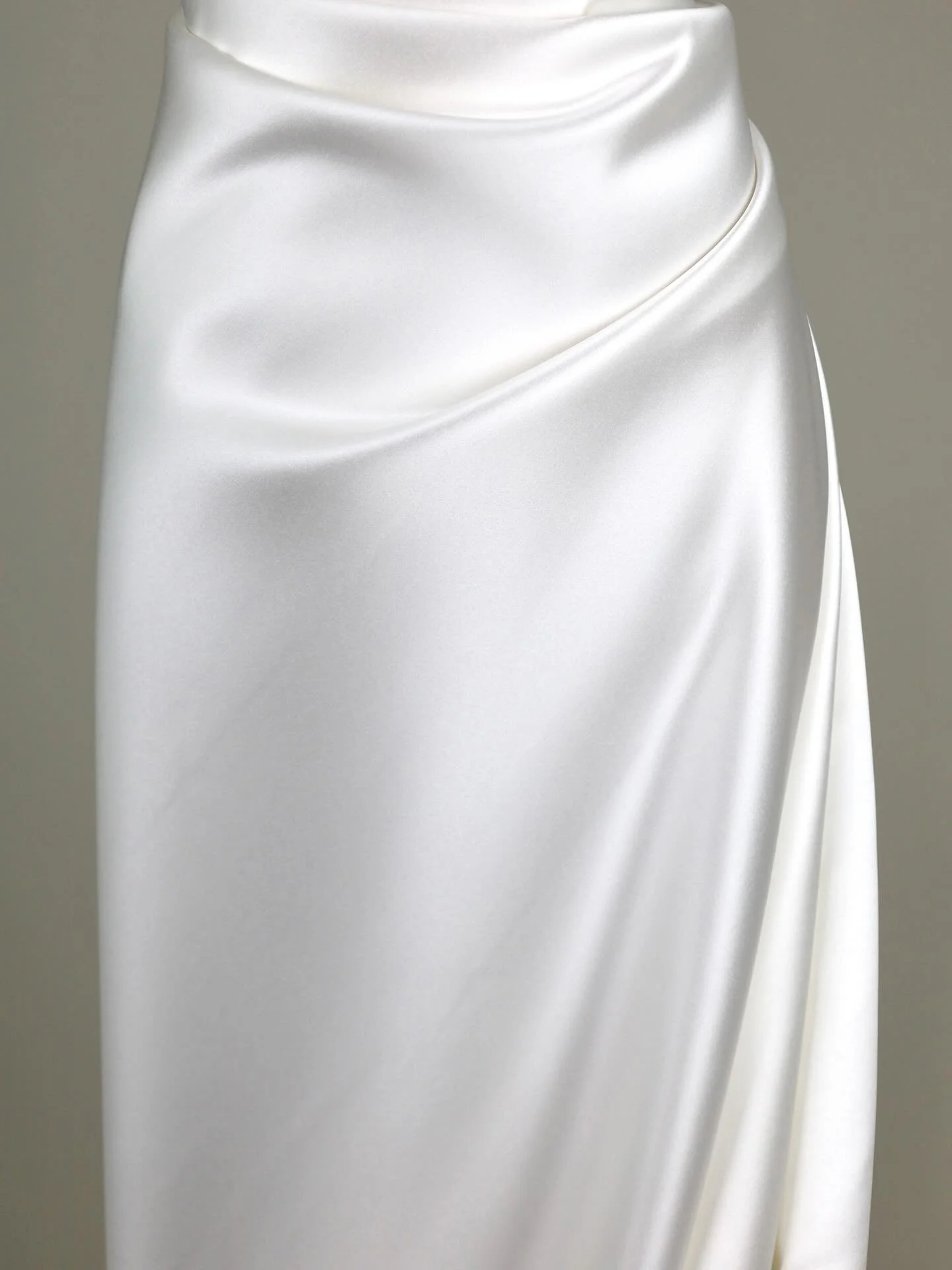 F8990 &ndash; Structured Satin in Light Ivory &middot; 150cm Width

A contemporary take on classic satin &mdash; luminous, refined, and beautifully structured. With a crisp handle and sculptural drape, this 100% polyester quality evokes the look and 