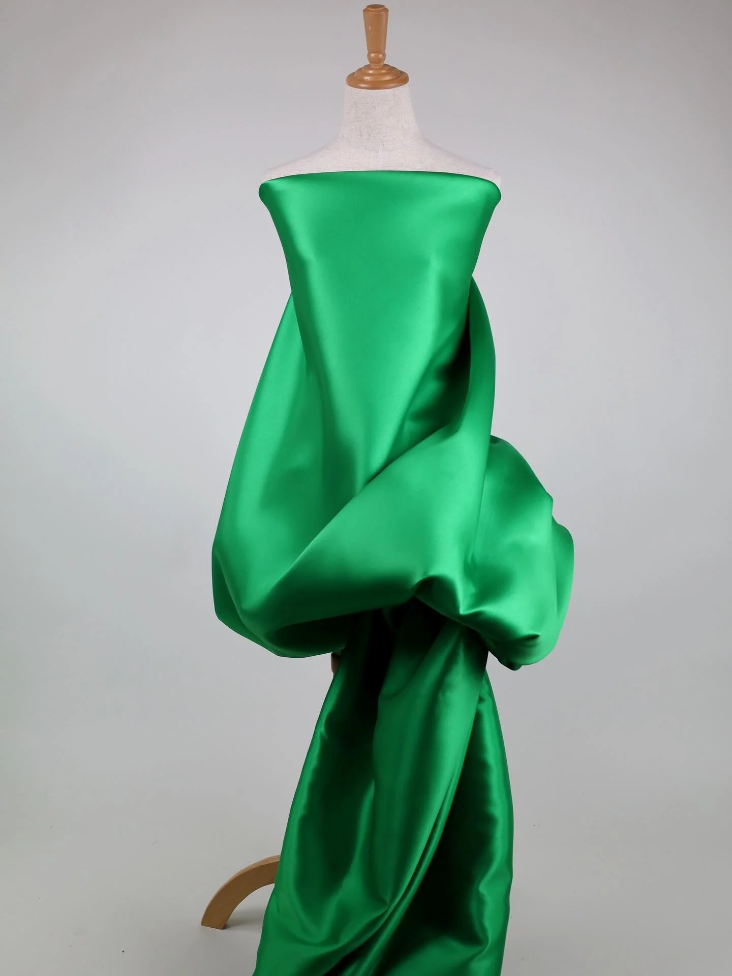 F8986 Mikado &ndash; Bright Emerald

One of five new additions to our bestselling Mikado collection, Bright Emerald captures attention with its vivid tone and sculptural lustre. Dynamic and bold, it&rsquo;s made for statement silhouettes and modern c