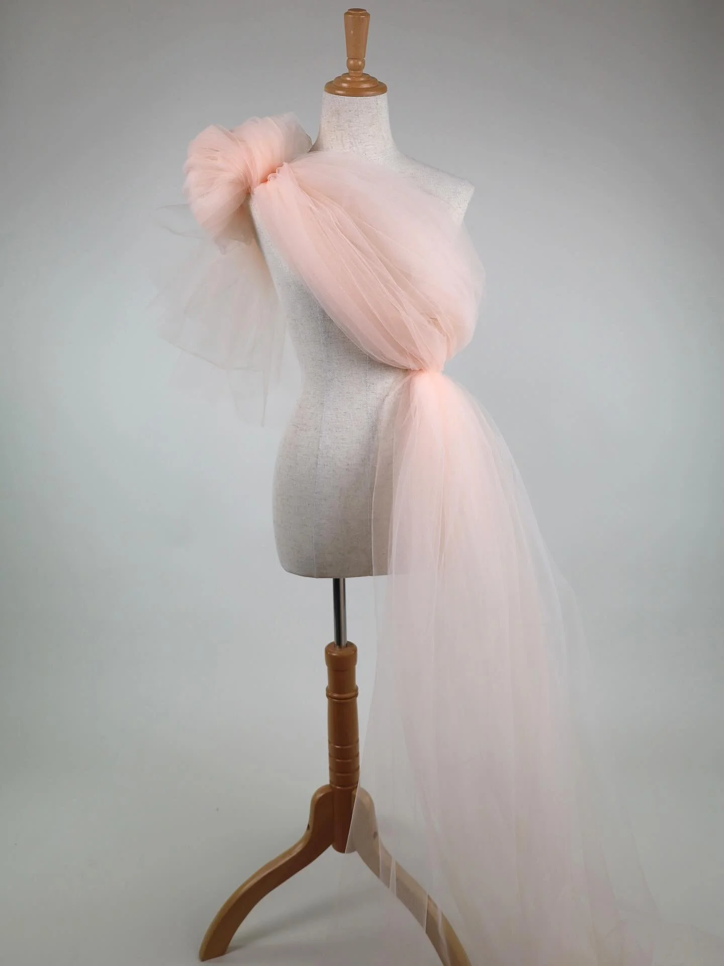 Just Arrived
F6605 &ndash; English Tulle in Champagne &middot; 295cm Width

A fine diamond-weave tulle with beautiful drape and versatility. Woven in the UK from 100% nylon, this refined shade of champagne offers a soft glow and modern elegance.

Als