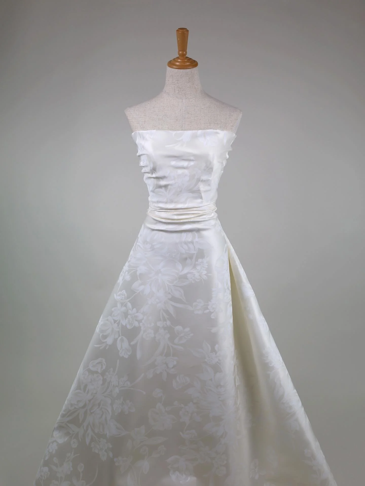 F8005 &ndash; Italian Silk-Blend Kalika Satin with Printed Floral Design &middot; 145cm Width

An Italian-made quality of exceptional refinement. This silk-blend kalika satin features a delicate floral print across a smooth, luminous surface, combini