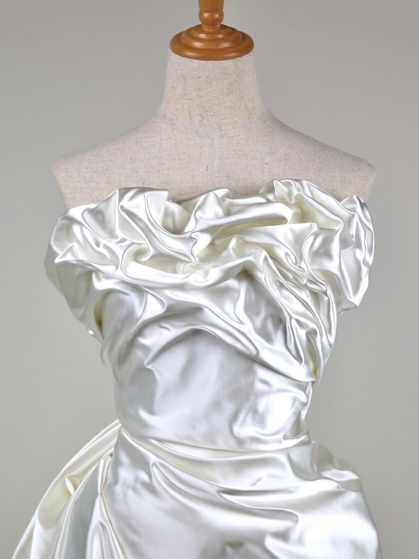 F8011 Duchesse Satin &mdash; Now in Ivory
Crisp, lustrous, and unmistakably Italian.
This duchesse offers the perfect balance of structure and movement for contemporary bridal silhouettes.
190 GSM &middot; 143 cm
Also available in Blush + Silk White.