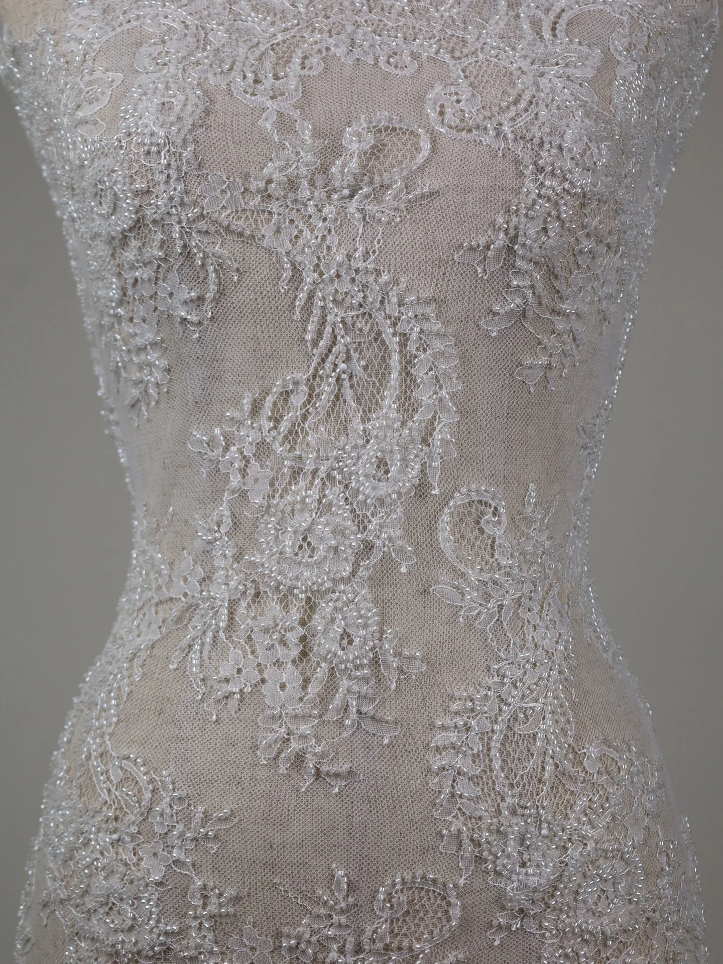 NEW IN STOCK
F9875B.04 Beaded Chantilly Eyelash Lace &middot; Ivory

A classic bridal Chantilly lace with delicate eyelash edges and all-over beading for a subtle, light-catching shimmer. Soft and refined, ideal for gowns, bodices, sleeves and overla