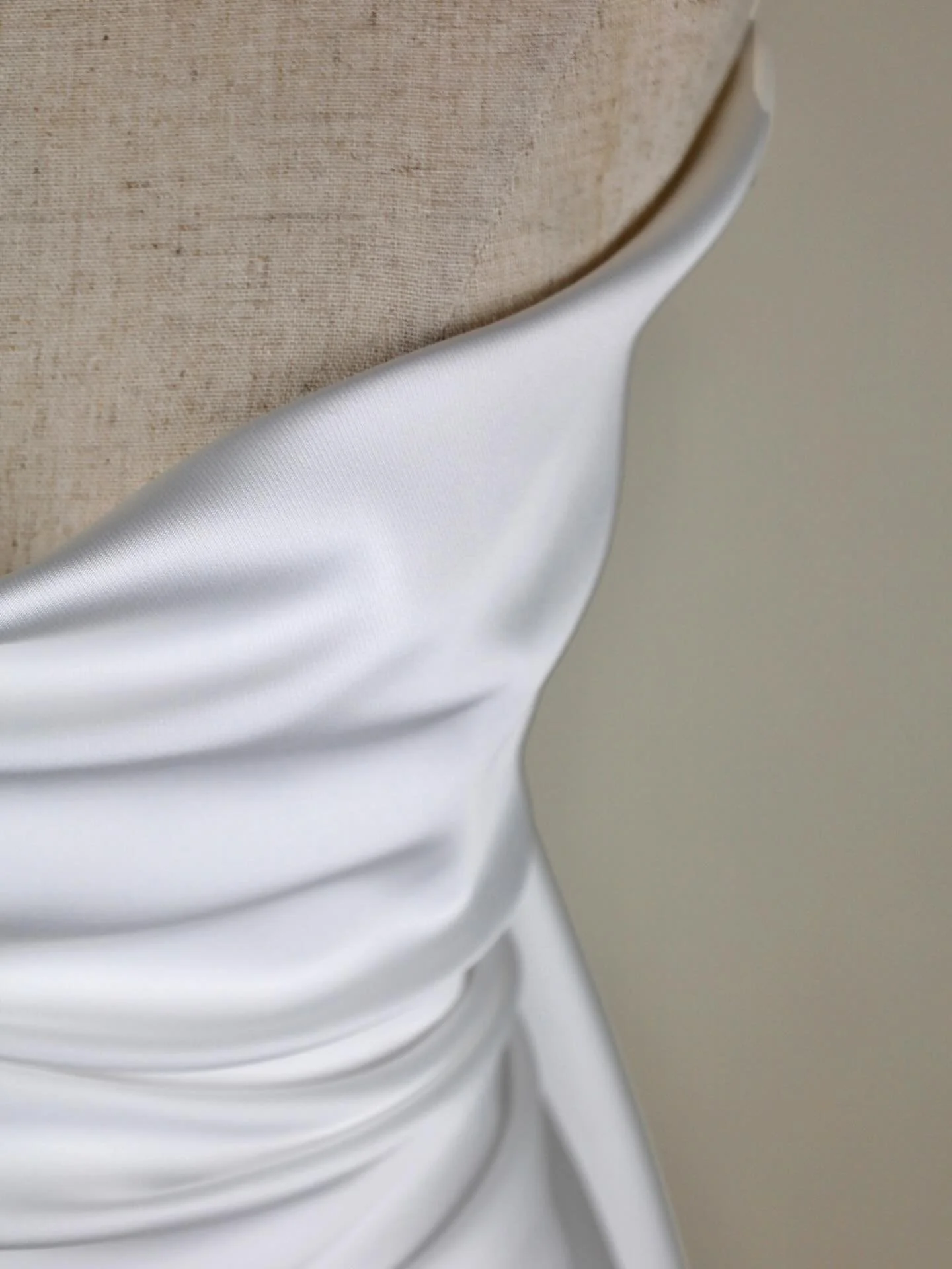 F8009.00 &ndash; Italian Scuba, Silk White

A refined 220GSM Italian scuba with a smooth, cool handle and a subtle twill grain. Soft, structured, and impeccably clean &mdash; a modern, understated luxury for contemporary bridal silhouettes.

145cm wi