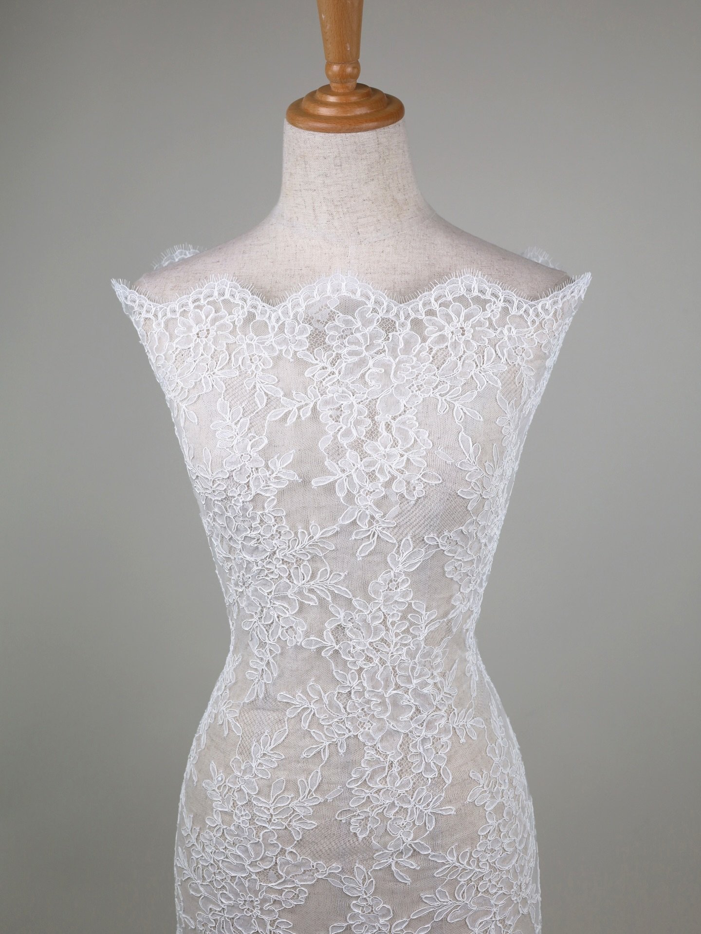 NEW ARRIVAL
F7076C &middot; Corded Lace with Eyelash Edge &middot; Light Ivory &middot; 140cm wide

A refined corded lace with soft eyelash detail and an elegant floral layout that feels classic, clean, and beautifully wearable. The raised cording gi