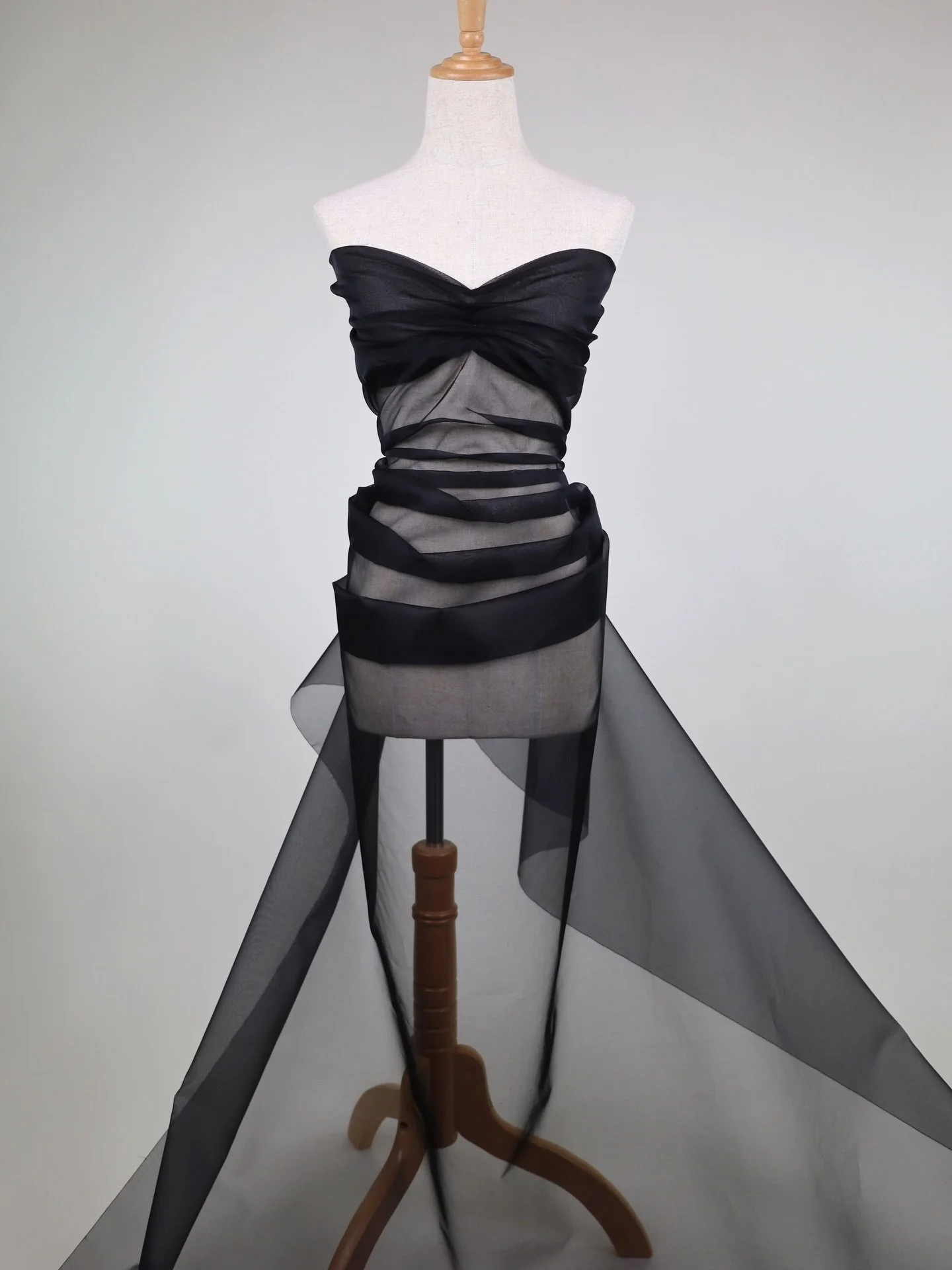 BLACK SILK ORGANZA
F9349.03

100% Silk &middot; approx. 8 momme &middot; 135cm wide

Crisp, weightless, and beautifully sheer with a clean, papery handle. Holds shape with elegant structure while remaining light and transparent &mdash; ideal for scul