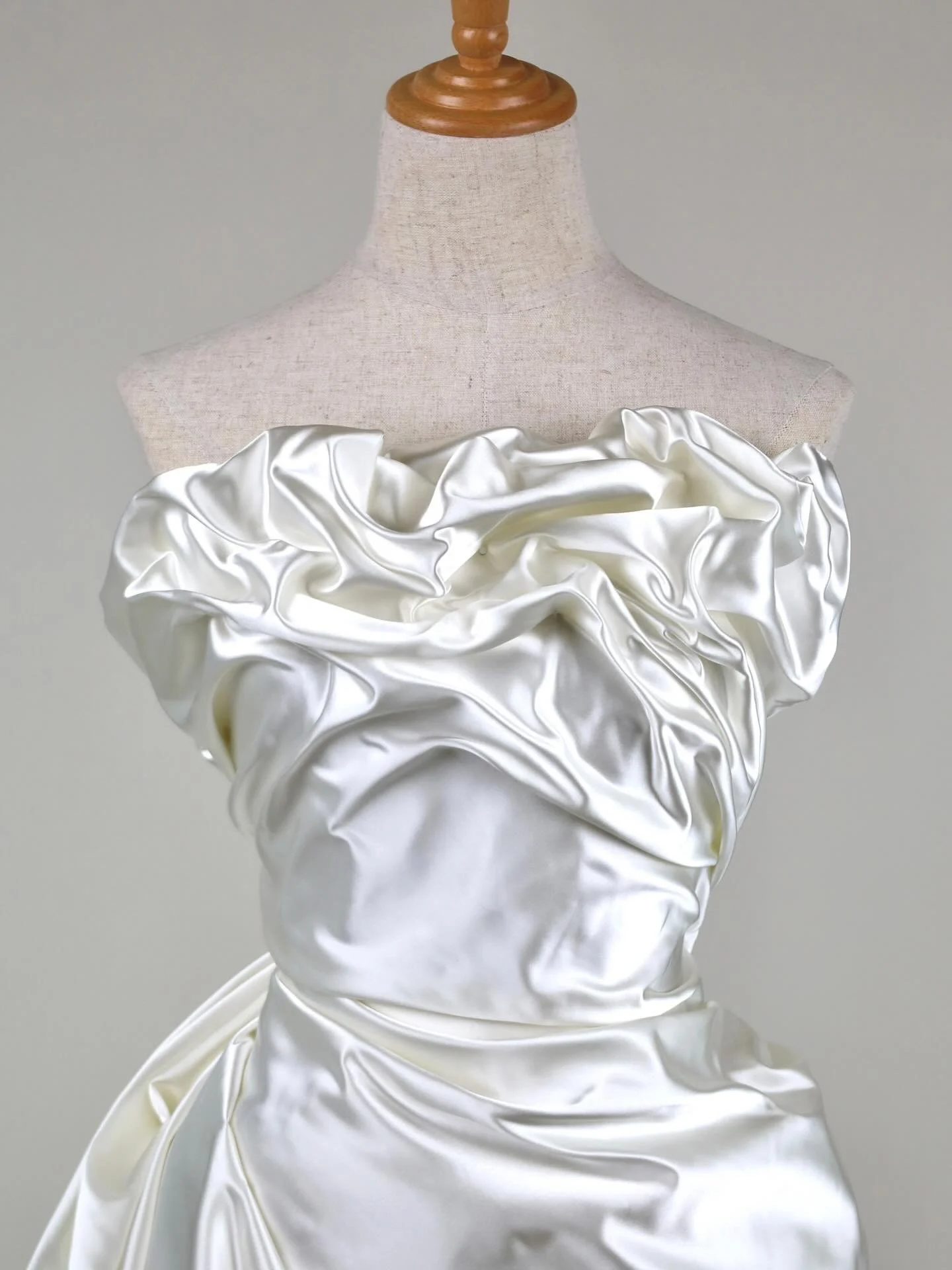 F8011 Duchesse Satin &mdash; Now in Ivory
Crisp, lustrous, and unmistakably Italian.
This duchesse offers the perfect balance of structure and movement for contemporary bridal silhouettes.
190 GSM &middot; 143 cm
Also available in Blush + Silk White.