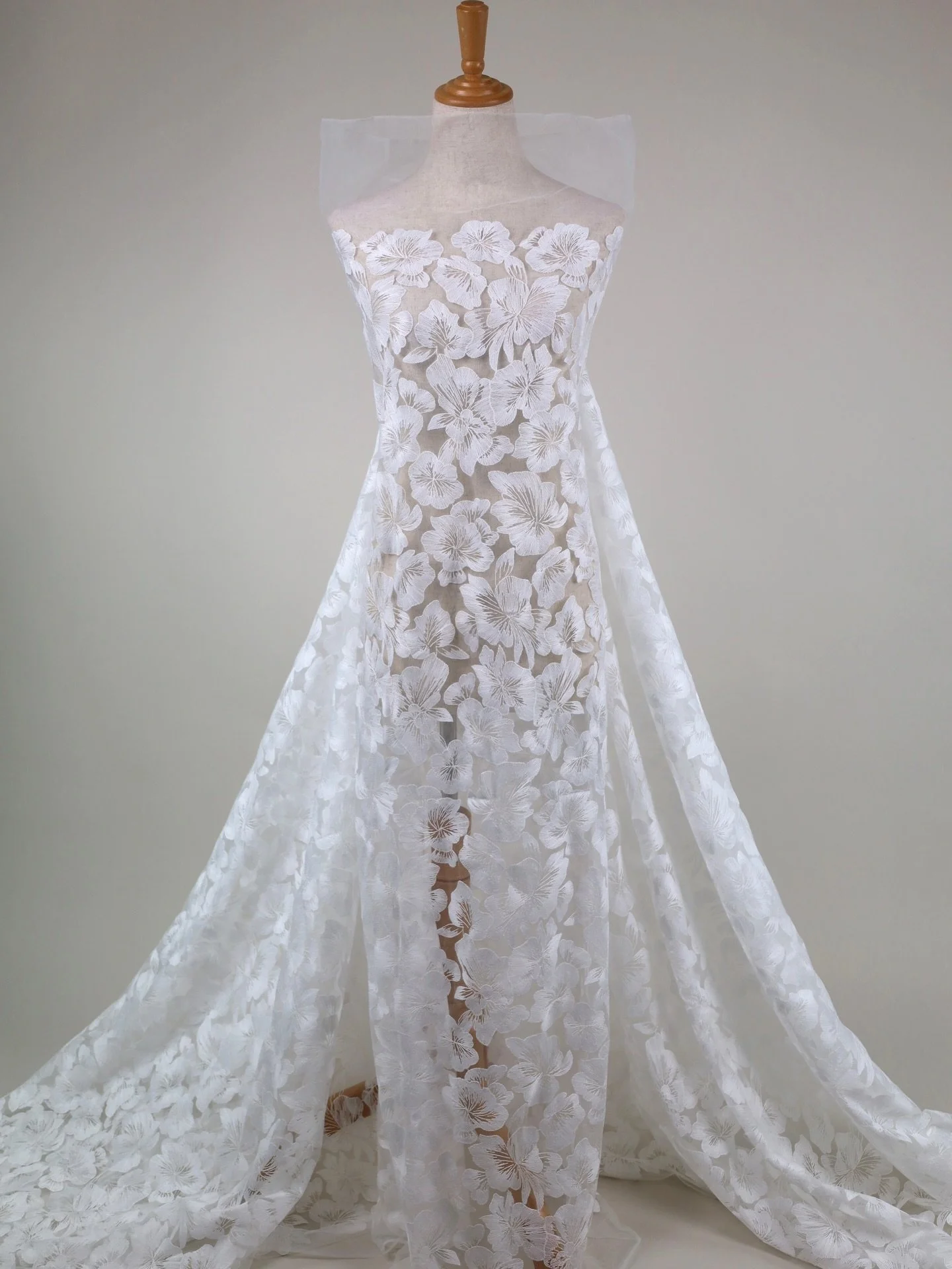 NEW IN STOCK
F7072 Embroidered Tulle &middot; Natural &middot; 132CM

A contemporary floral embroidered tulle featuring oversized painterly blossoms scattered across a soft illusion base. The embroidery creates depth and dimension while maintaining a