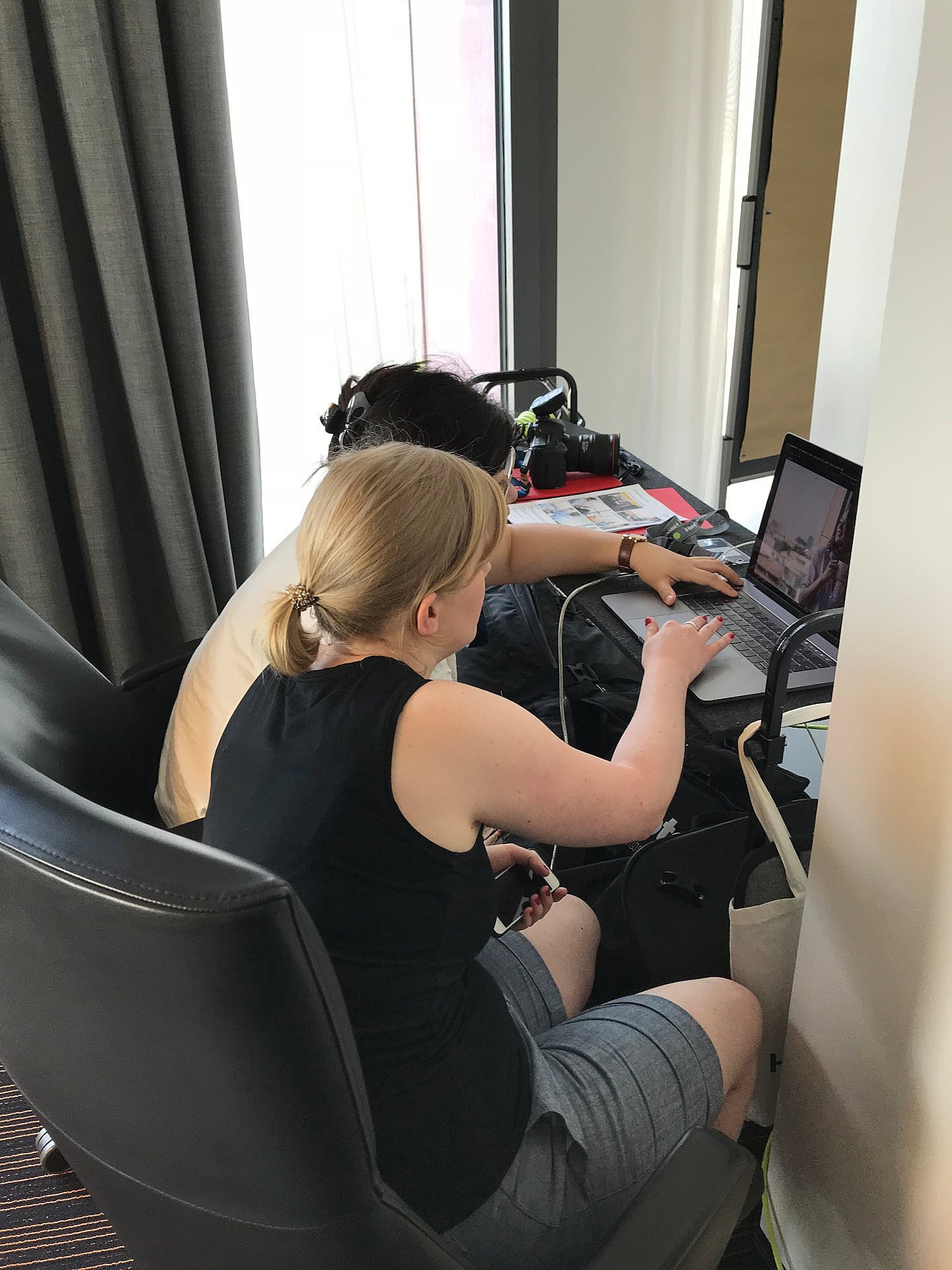 Werbefotografie Lifestyle Fotoshooting hinter den Kulissen bei Albrecht Voß in Hamburg