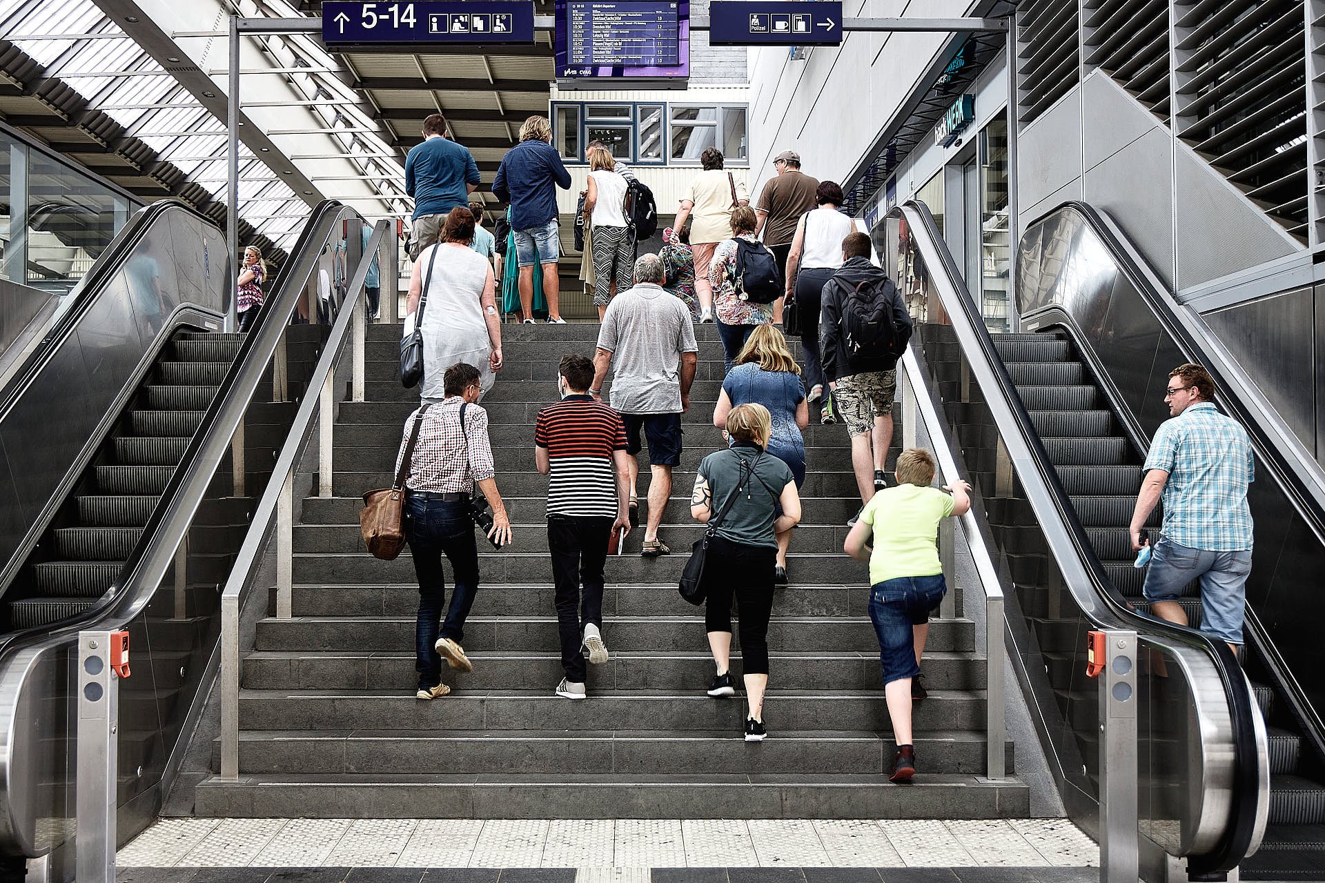 Interieuraufnahme Treppe Hauptbahnhof Chemnitz mit Passanten 