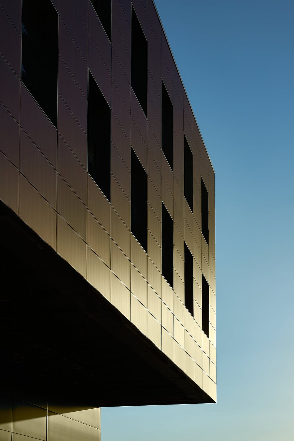  Detailaufnahme Solarmodule als Fassade AVANCIS Aqua Campus Schweiz 