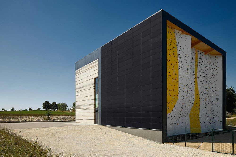  Frontalaufnahme Fassadendetail Solarmodule AVANCIS Kletterhalle Deutschland 
