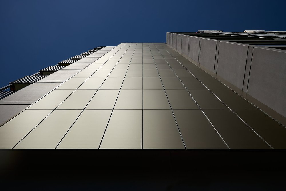  Gebäudeaufnahme Fassadendetail mit Solarmodulen 