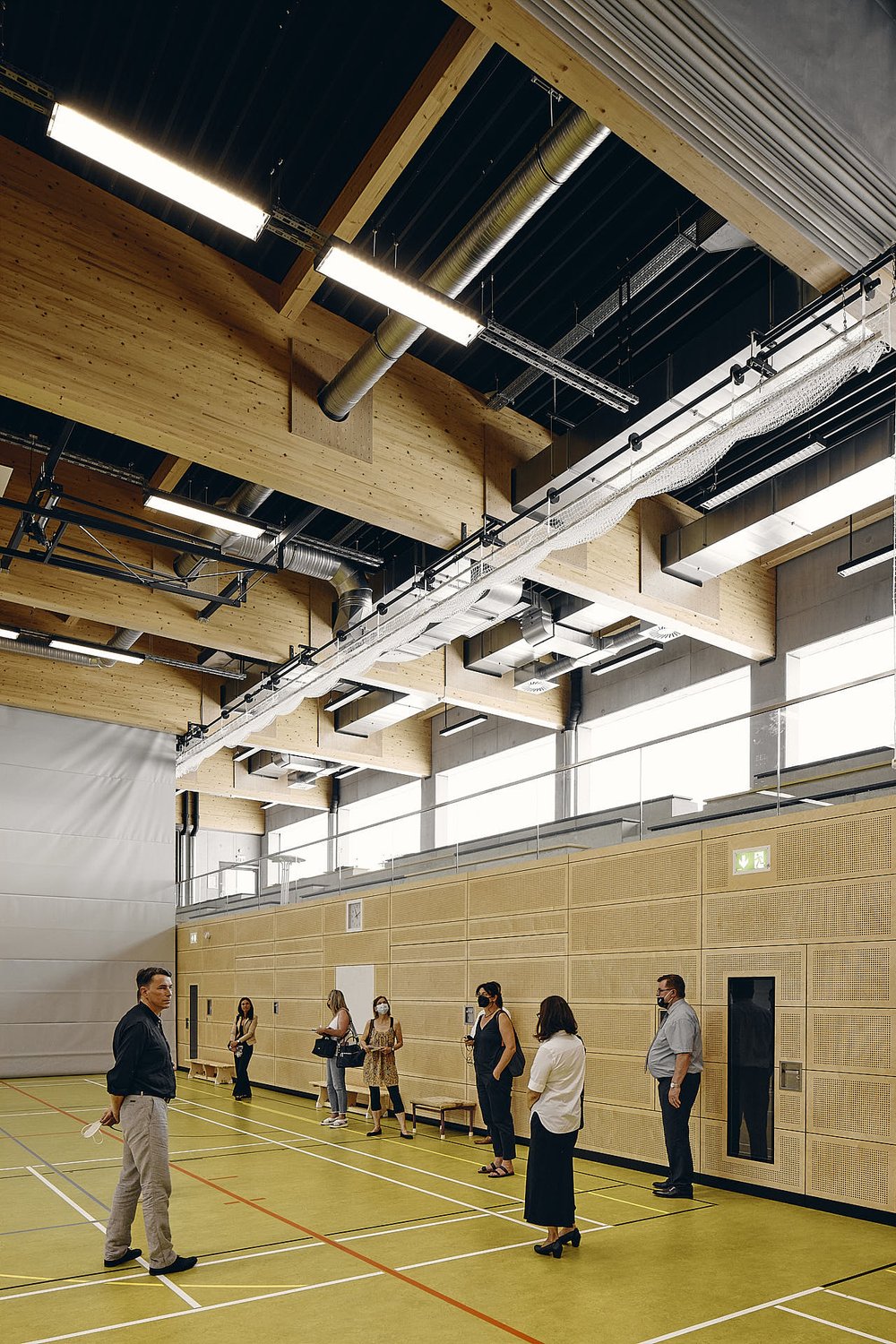  Aufnahme Dreifeld Sporthalle Bannewitz mit Besuchern zum Tag der Architektur 2021 