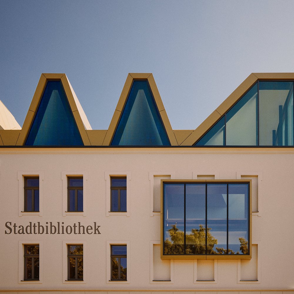 Fassade Stadtbibliothek Erich Loest Mittweida von Raum und Bau Architekten