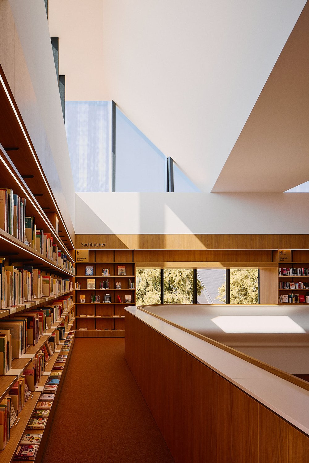 Bücherregal Stadtbibliothek Erich Loest Mittweida von Raum und Bau Architekten