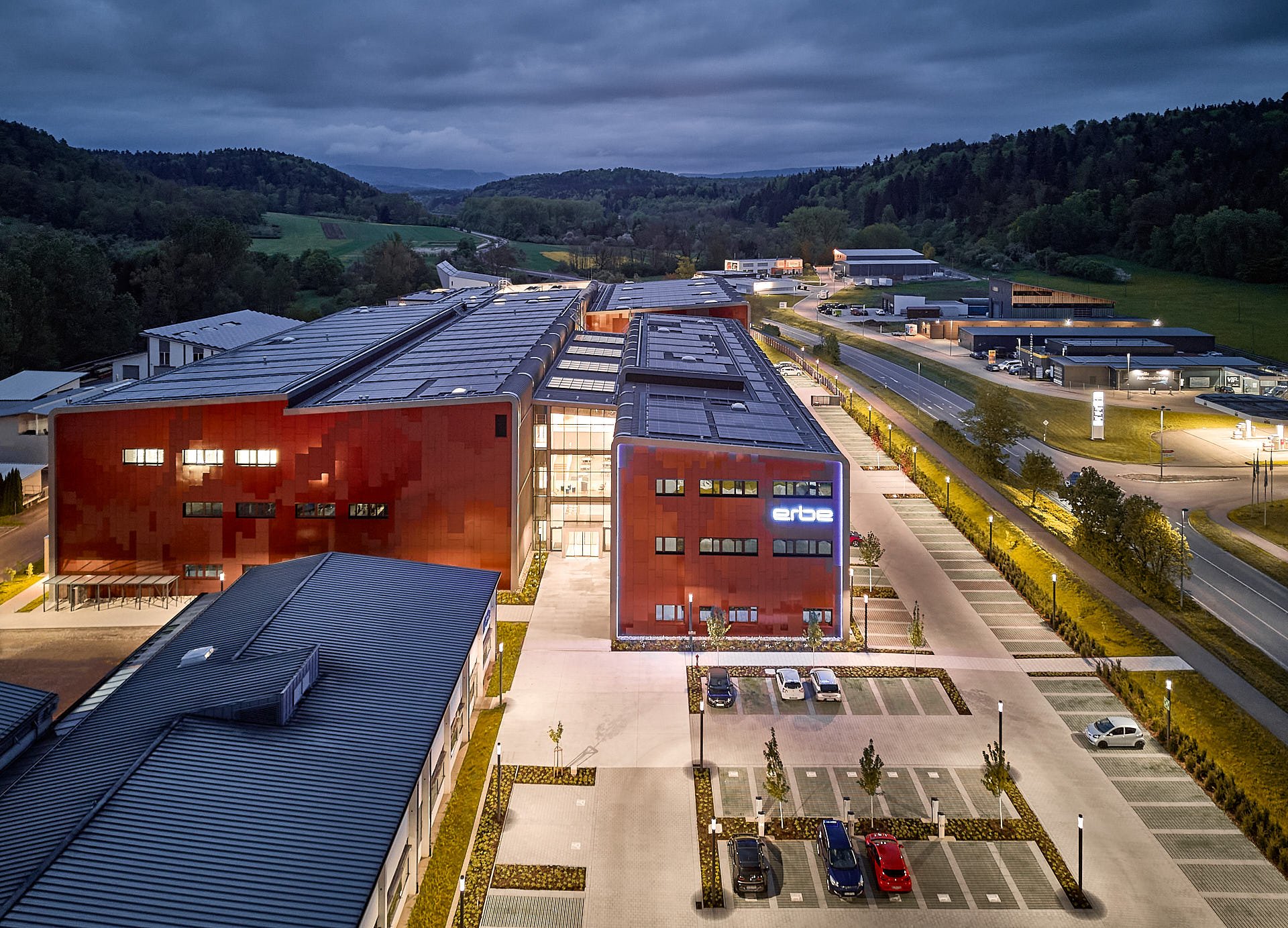 Luftaufnahme des Erbe 4.i Industriekomplexes mit Produktions-, Logistik- und Bürobereichen