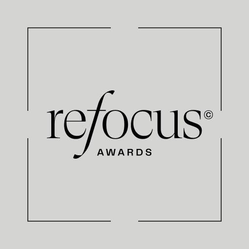 "Refocus Awards" Logo mit schwarzem Text und stilisierten Rahmenlinien auf grauem Hintergrund.