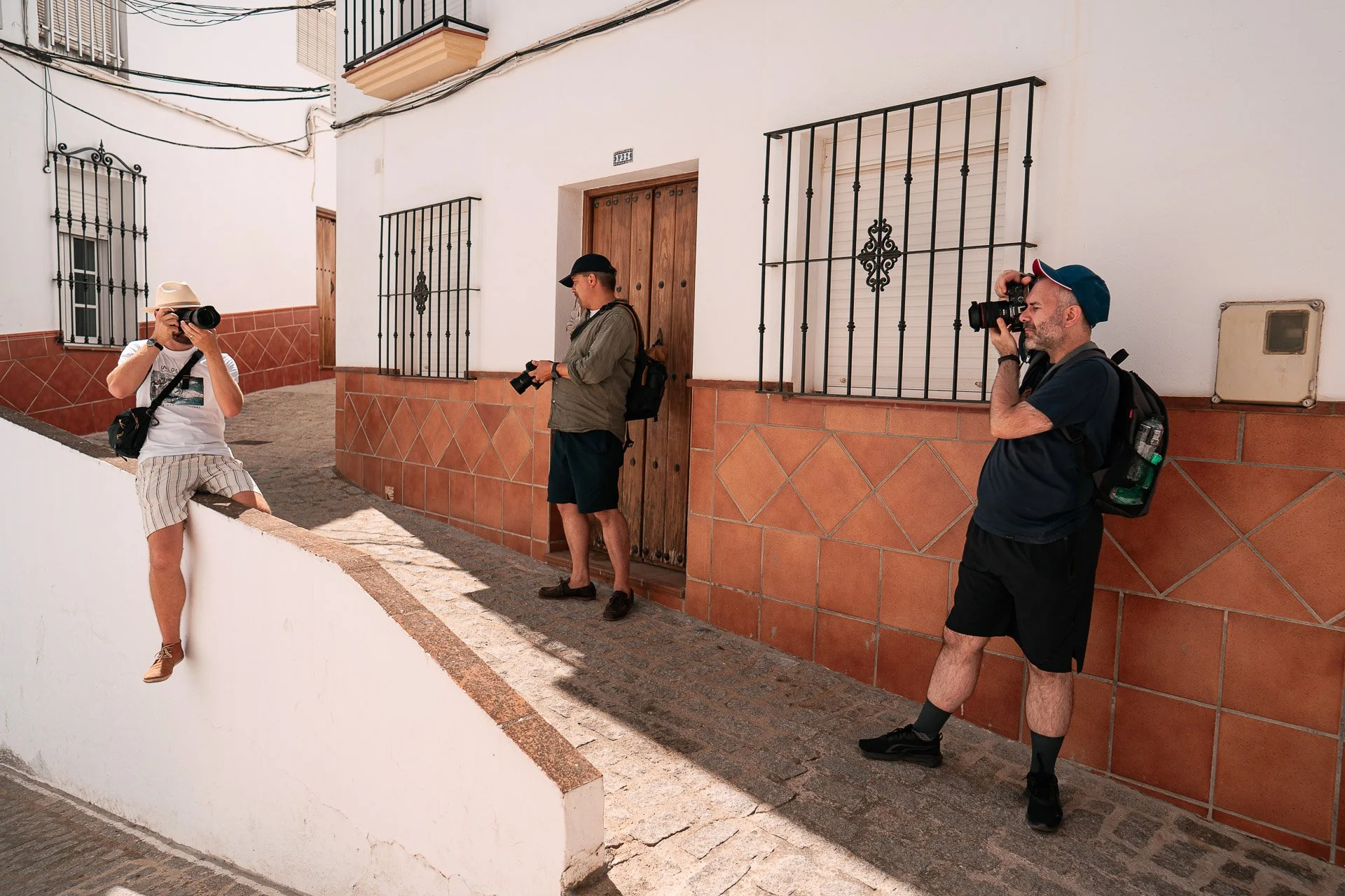 Albrecht Voss erklärt Komposition,  Kleingruppe übt Linienführung in einem andalusischen Bergdorf