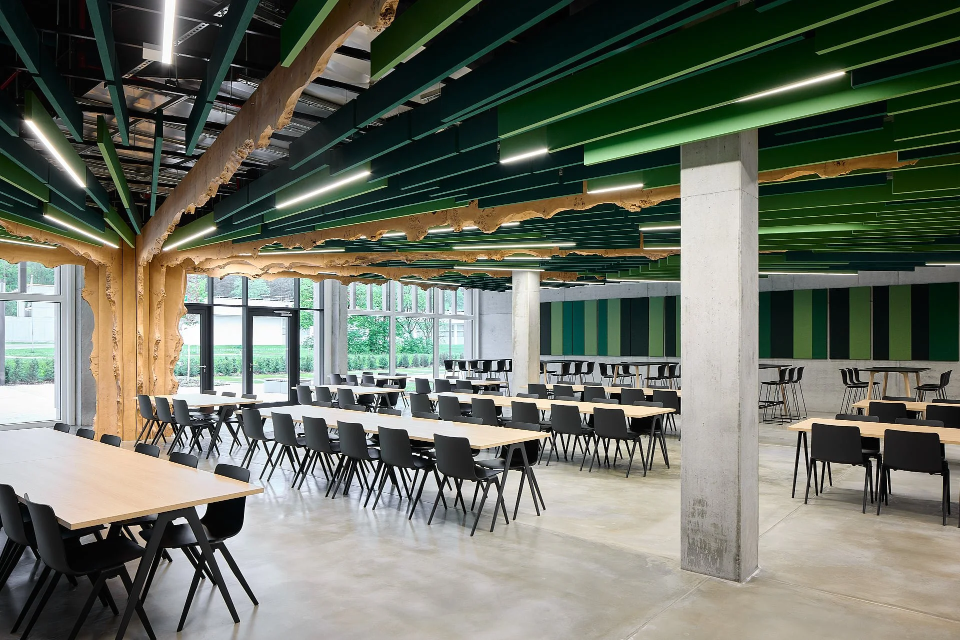 Cafeteria des Erbe 4.i mit baumförmigen Akustikelementen über dem offenen Aufenthaltsbereich