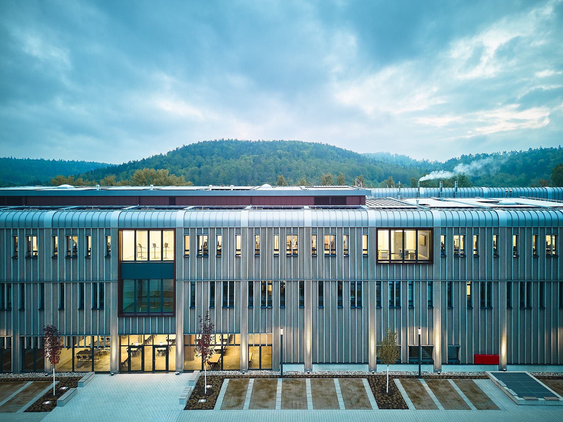 Architekturfotografie des beleuchteten Erbe 4.i in Rangendingen während der blauen Stunde