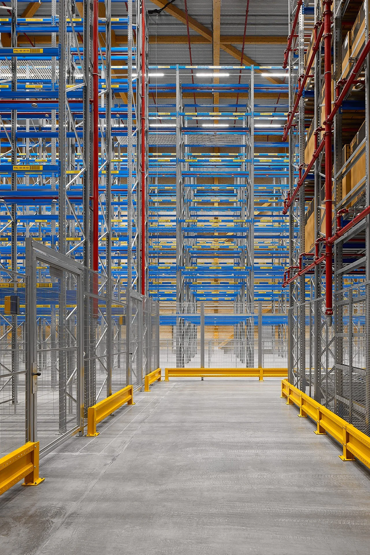 Moderne Logistikhalle des Erbe 4.i mit funktionaler Industriearchitektur