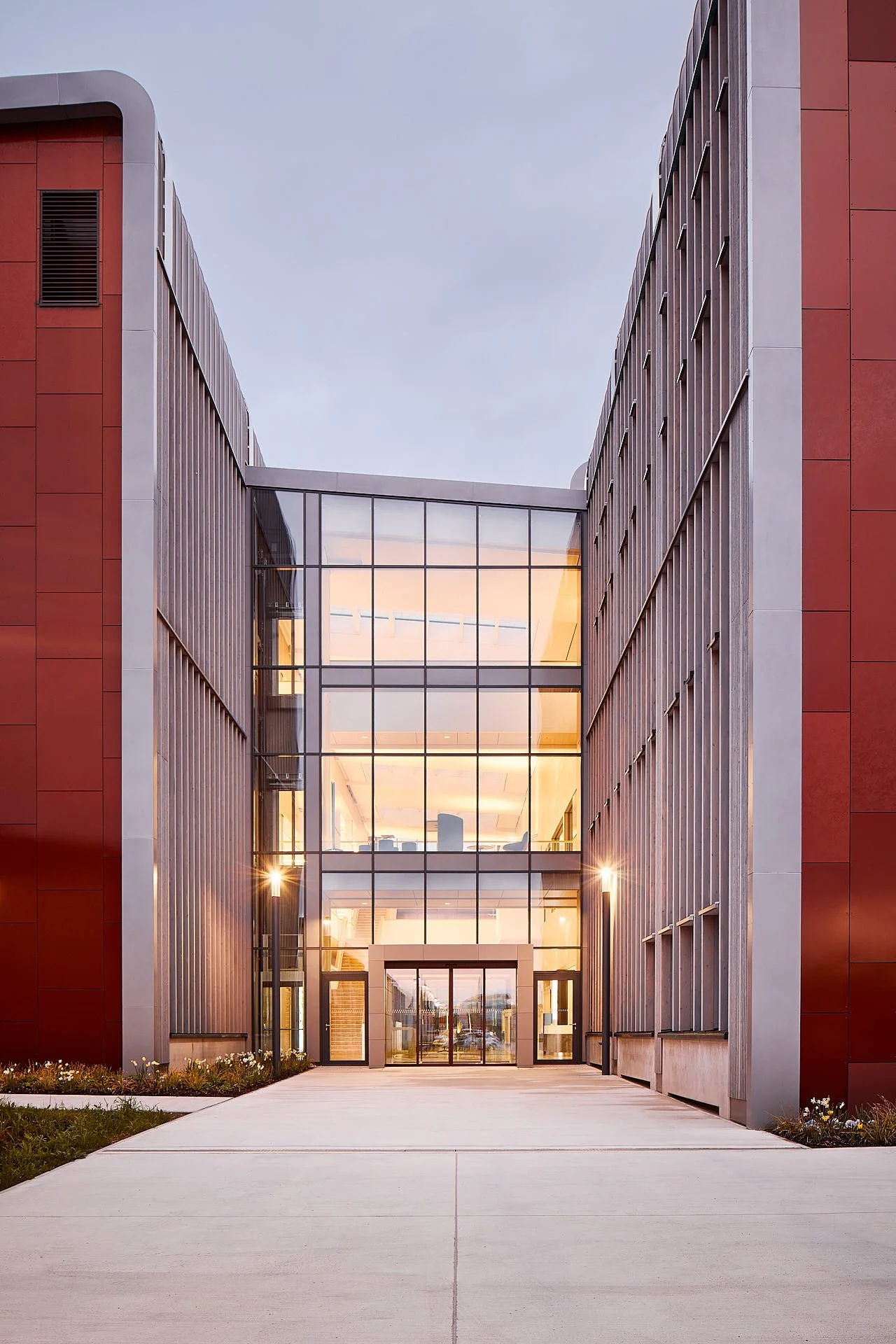 Architekturfotografie des Erbe 4.i Industriegebäudes in Rangendingen mit roter Metallfassade und grau lasiertem Holz
