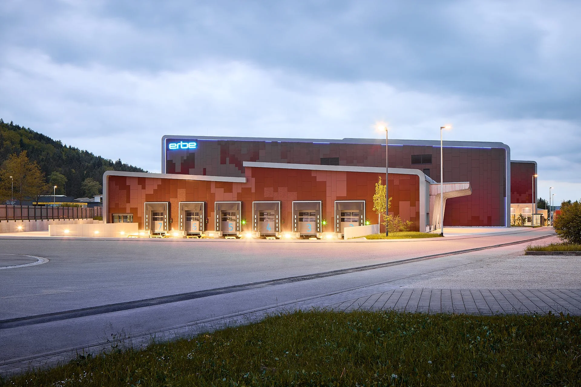 Industriefotografie des Erbe 4.i mit Logistikzentrum und moderner Unternehmensarchitektur