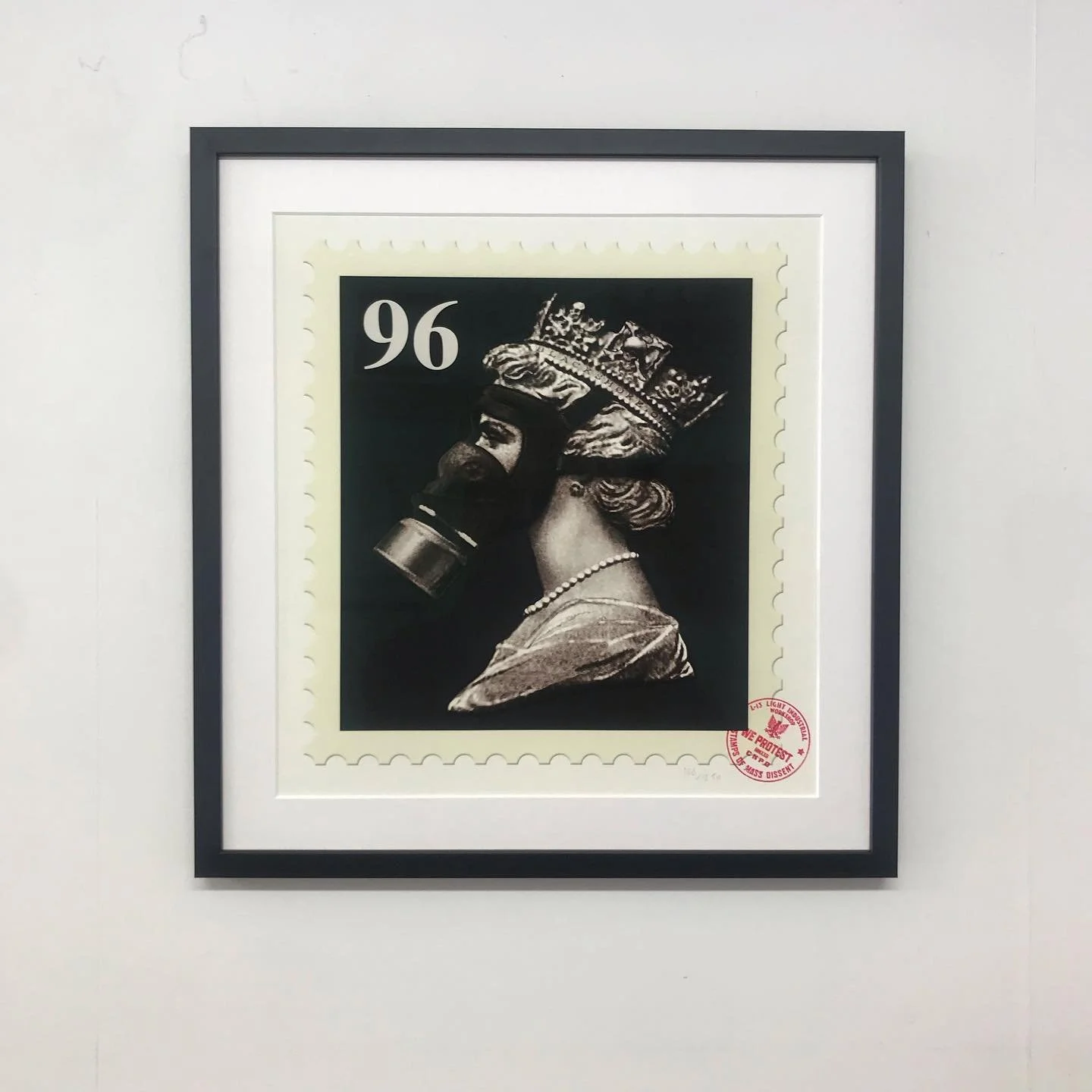 James Cauty, thin black frame, white mount,AR70 glass.
#jamescauty #jimmycauty #pictureframing #art #wallart #framing #pictures #mounting #artoftheday #glass #hangingart #farnhamframing #farnhampictures #farnhamart #Surrey framing #surreyart #farnham