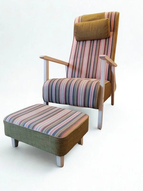 Raidallinen nojatuoli ja rahi