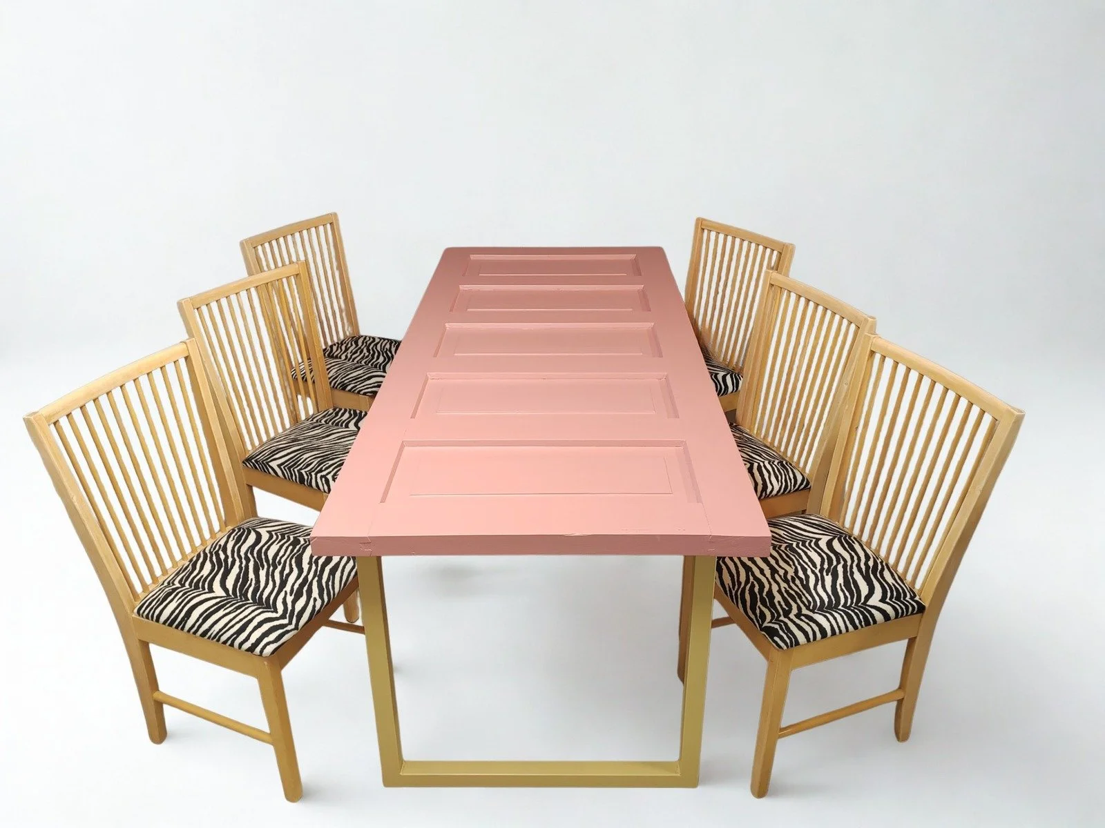 Vaaleanpunainen ruokapöytä