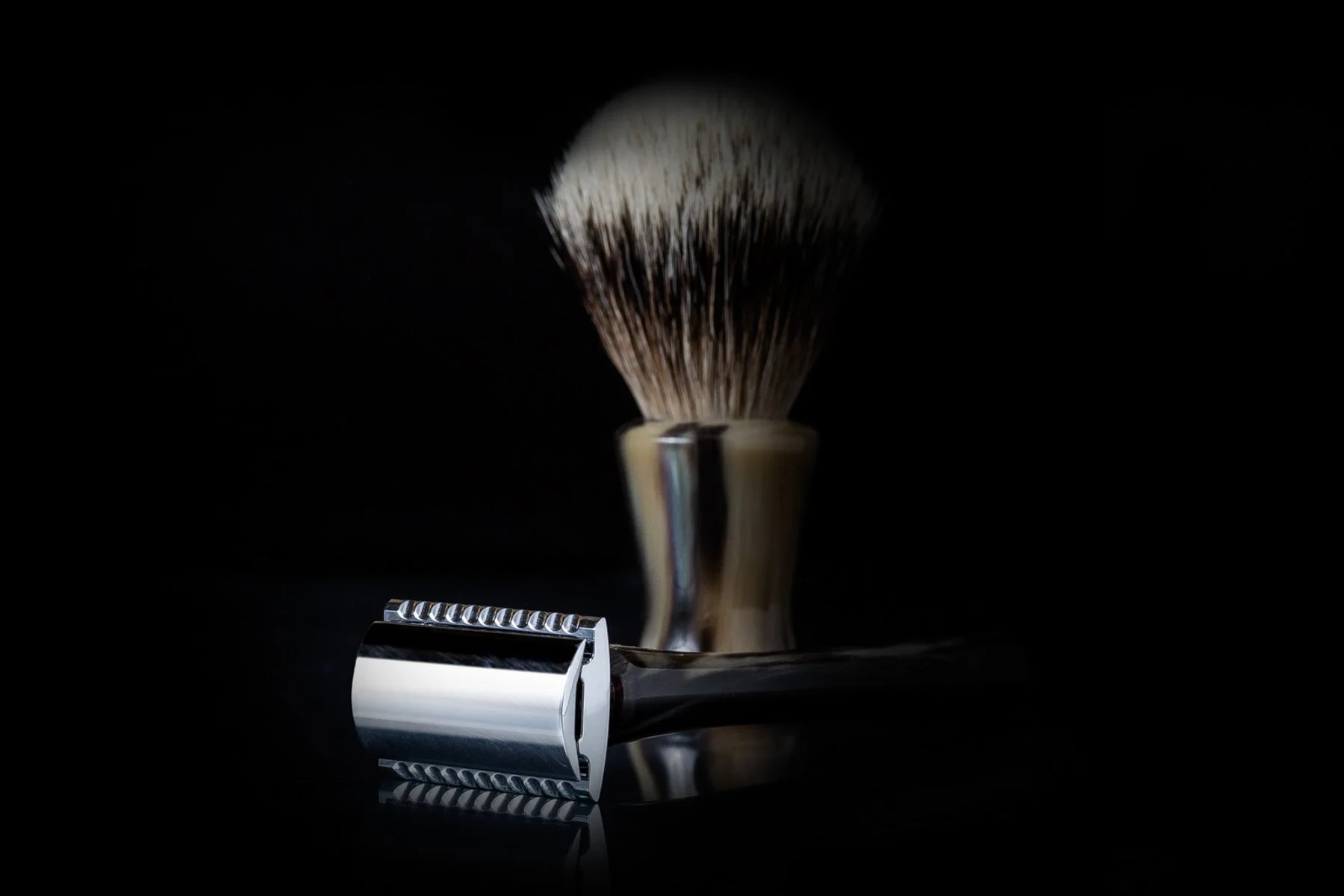 Rasoio da barba e pennello da shaving set su sfondo nero.