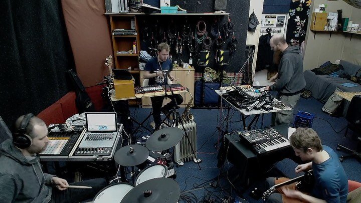 Some quality studio time tonight. 🪩
#useheadphones🎧
#reharsing #jamming #newsound #nujazz #disco
http://zooandaquarium.bandcamp.com
