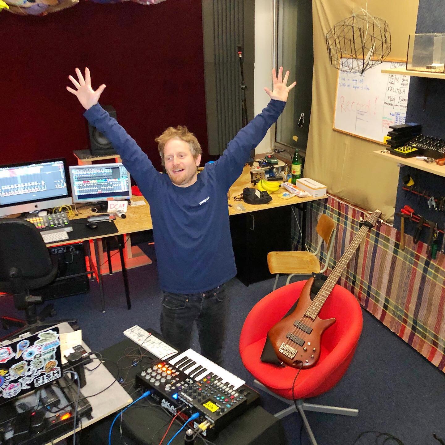 #alwaysinthestudio ❤️
#reharsing #composingmusic #jamming #somethingcookinginthekitchen #advancedurbanmusic
#korg #akai #digitone #roland #norddrum
our music -> https://zooandaquarium.bandcamp.com