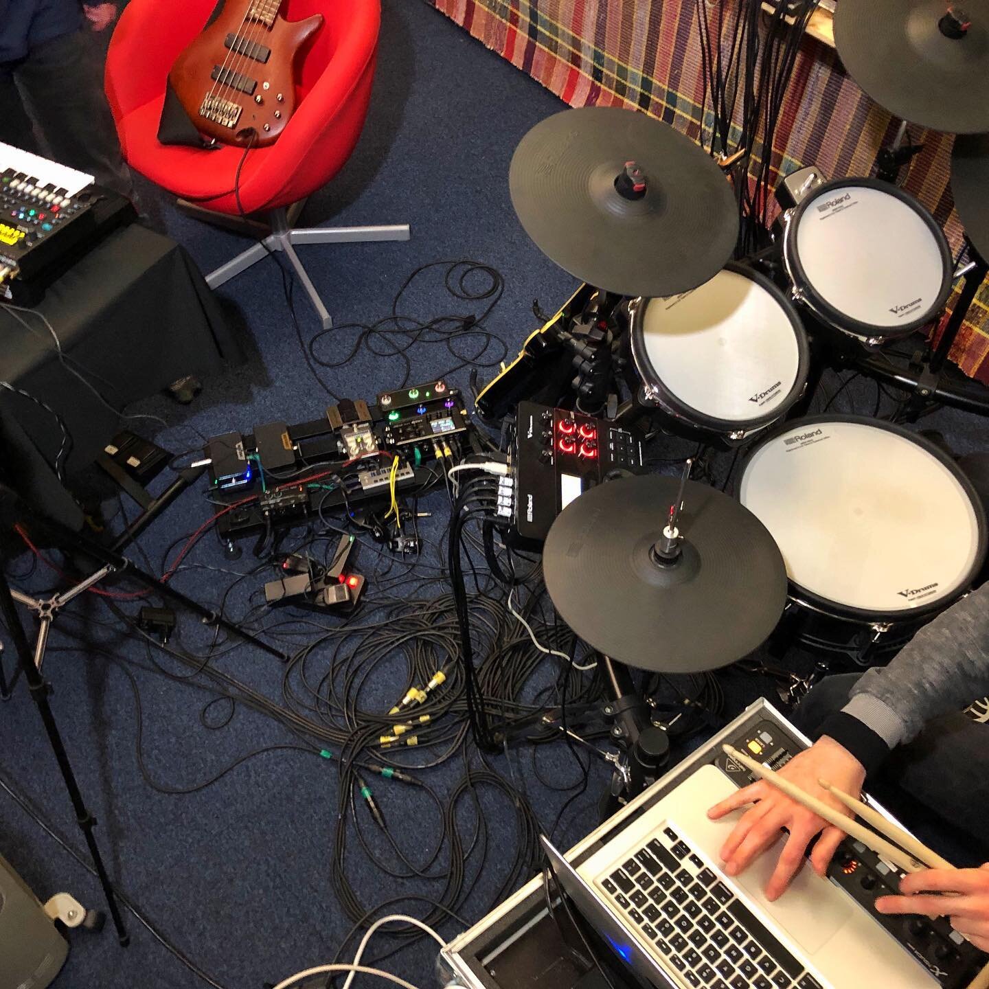 #studiotime
links in BIO ;)
#advancedurbanmusic #nujazz #postrock #techno #music #nusicproduction #roland #edrums #ableton #abletonlive
