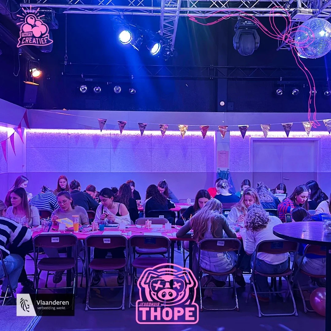 Vorige week vrijdag was het tijd voor onze girlsnight en wat een succes was dat! 😍 Hierboven zie je een paar leuke sfeerfoto&rsquo;s van de avond. Het was gezellig, vol gelach, goede vibes en zeker voor herhaling vatbaar! 💖✨ #GirlsNight #MeidenAvon