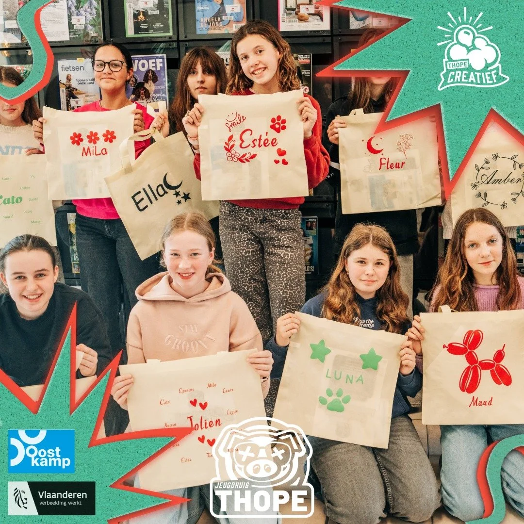 MINI RECAP TOTEBAGWORKSHOP

Een tijdje geleden organiseerden we een totebagworkshop in de bib van Oostkamp, in samenwerking met Middenschool Sint-Pieter Oostkamp en Bibliotheek-infopunt Oostkamp. De leerlingen gingen zelf aan de slag met het bedrukke