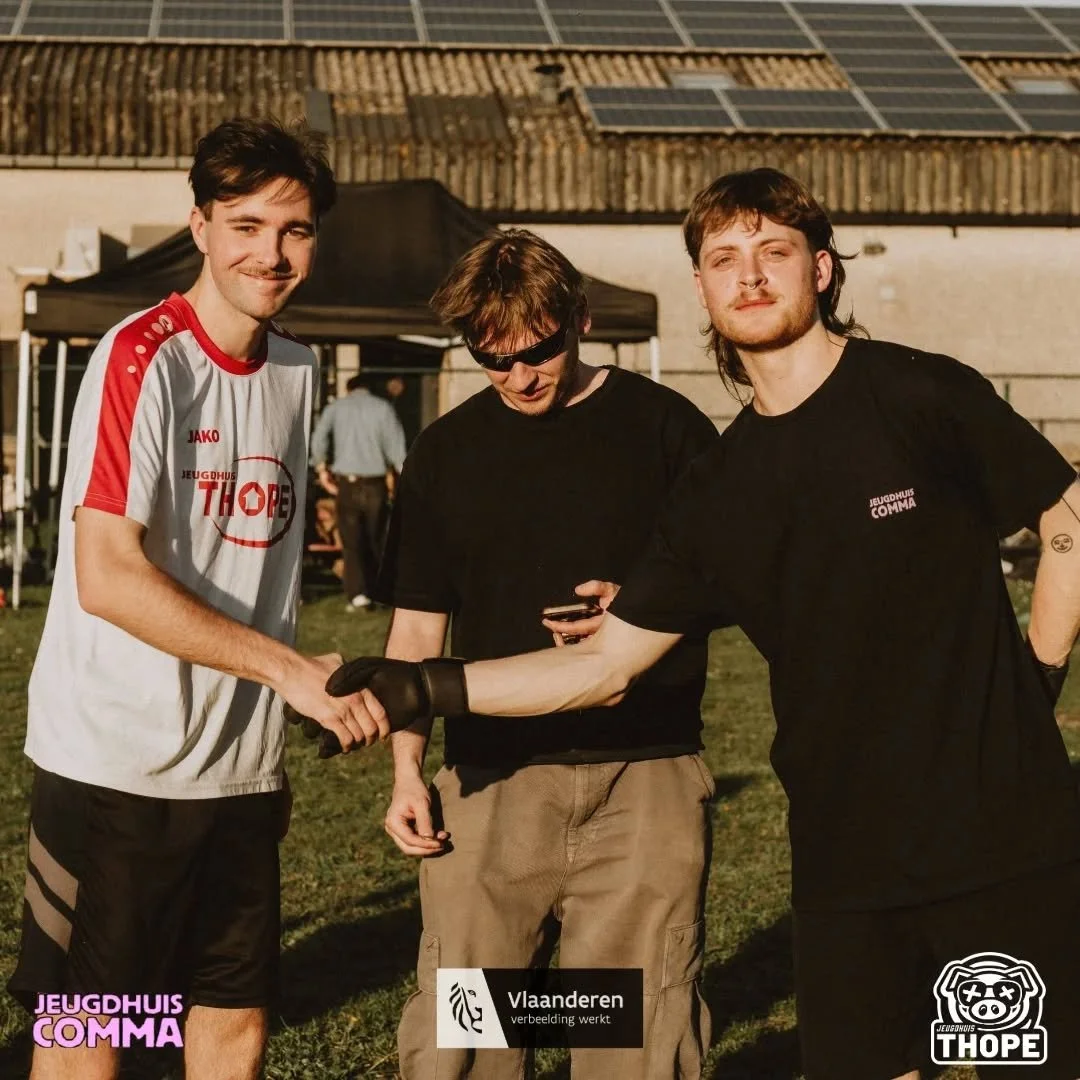 RECAP VOETBALWEDSTRIJD THOPE VS COMMA

Vorige week woensdag speelden Jeugdhuis Thope en Jeugdhuis Comma tegen elkaar in een vriendschappelijke voetbalwedstrijd.

Het was mooi weer, de BBQ draaide volop en langs het veld zat iedereen massaal te suppor