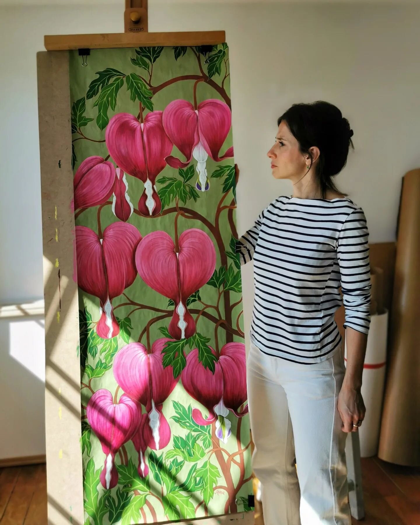 Botaniczna ikonografia, mięsista i pełna zapach&oacute;w, jest dla mnie często pretekstem do r&oacute;wnolegle rozwiniętej narracji.&nbsp;

Serduszka okazałe (ang. Bleeding hearts), to roślina o drobnych, lecz nabrzmiałych, r&oacute;żowych kwiatach. 