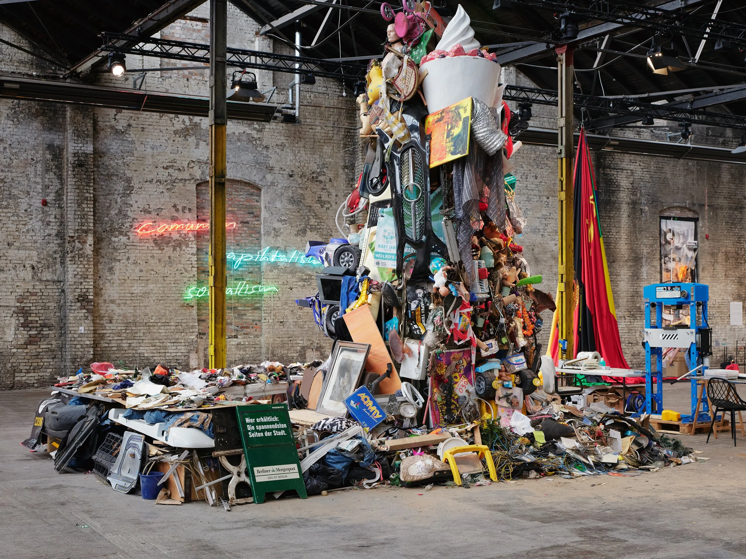 Daniel Knorr at Hallen 06, Photo: J. Clark