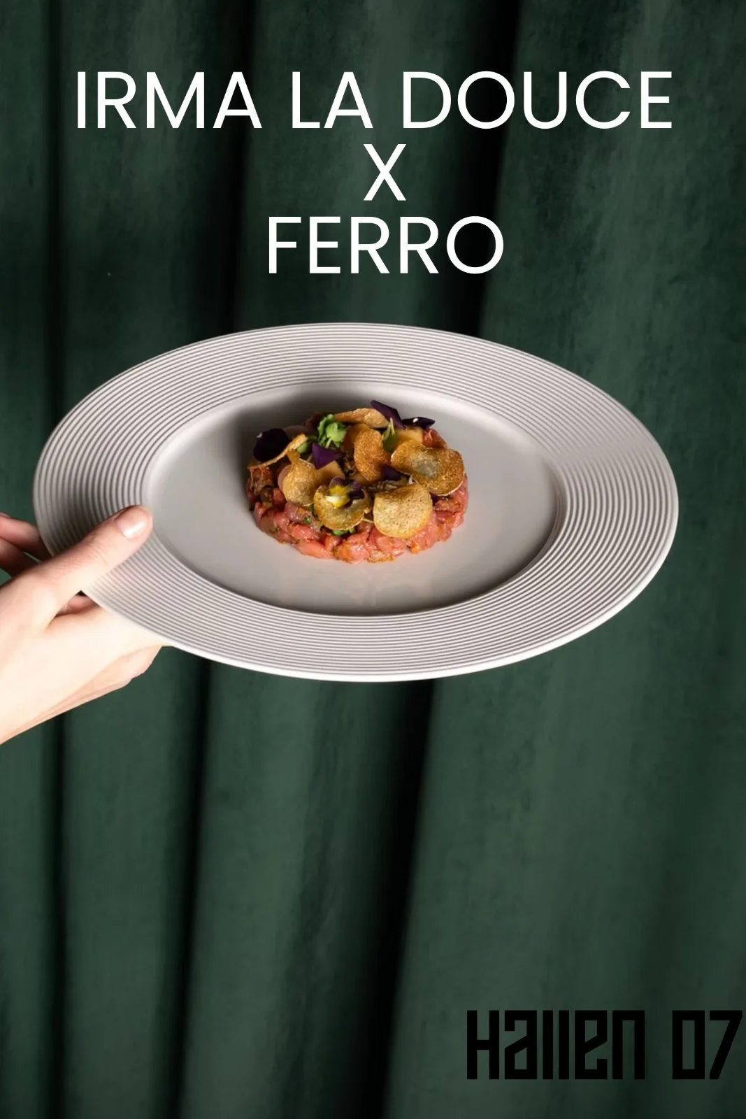 Ein auf einem weißen Teller servierter roter Thunfisch-Tatar mit knusprigen Chips und essbaren Blumen, vor einem grünen Hintergrund, mit Text in Weiß und Schwarz.