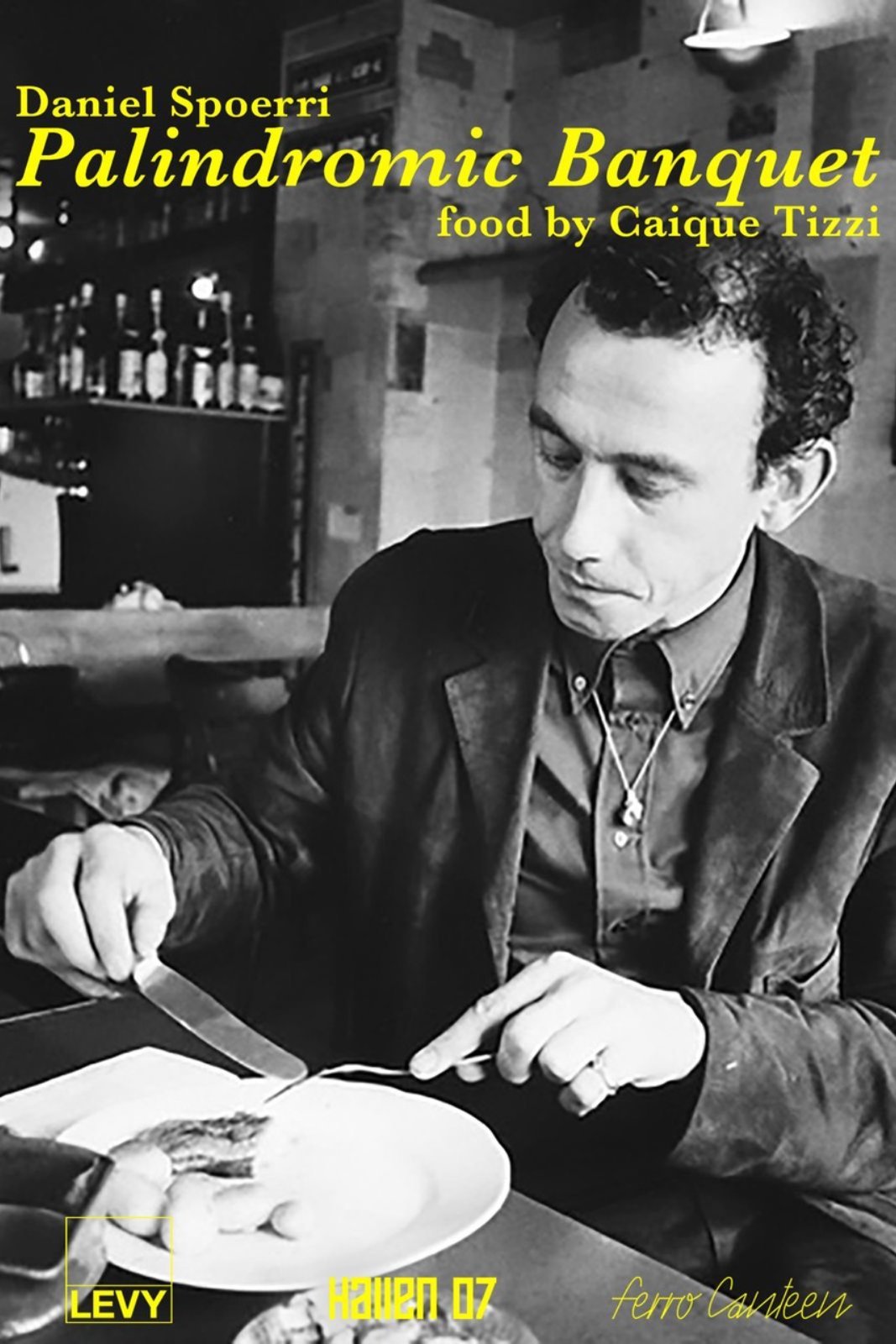 Schwarz-Weiß-Foto eines Mannes, der mit einem Messer über ein Gericht in einem Restaurant schneidet. Im Hintergrund Regale mit Flaschen und eine Bar. Text auf dem Bild: "Daniel Spoerri Palindromic Banquet food by Caique Tizzi".