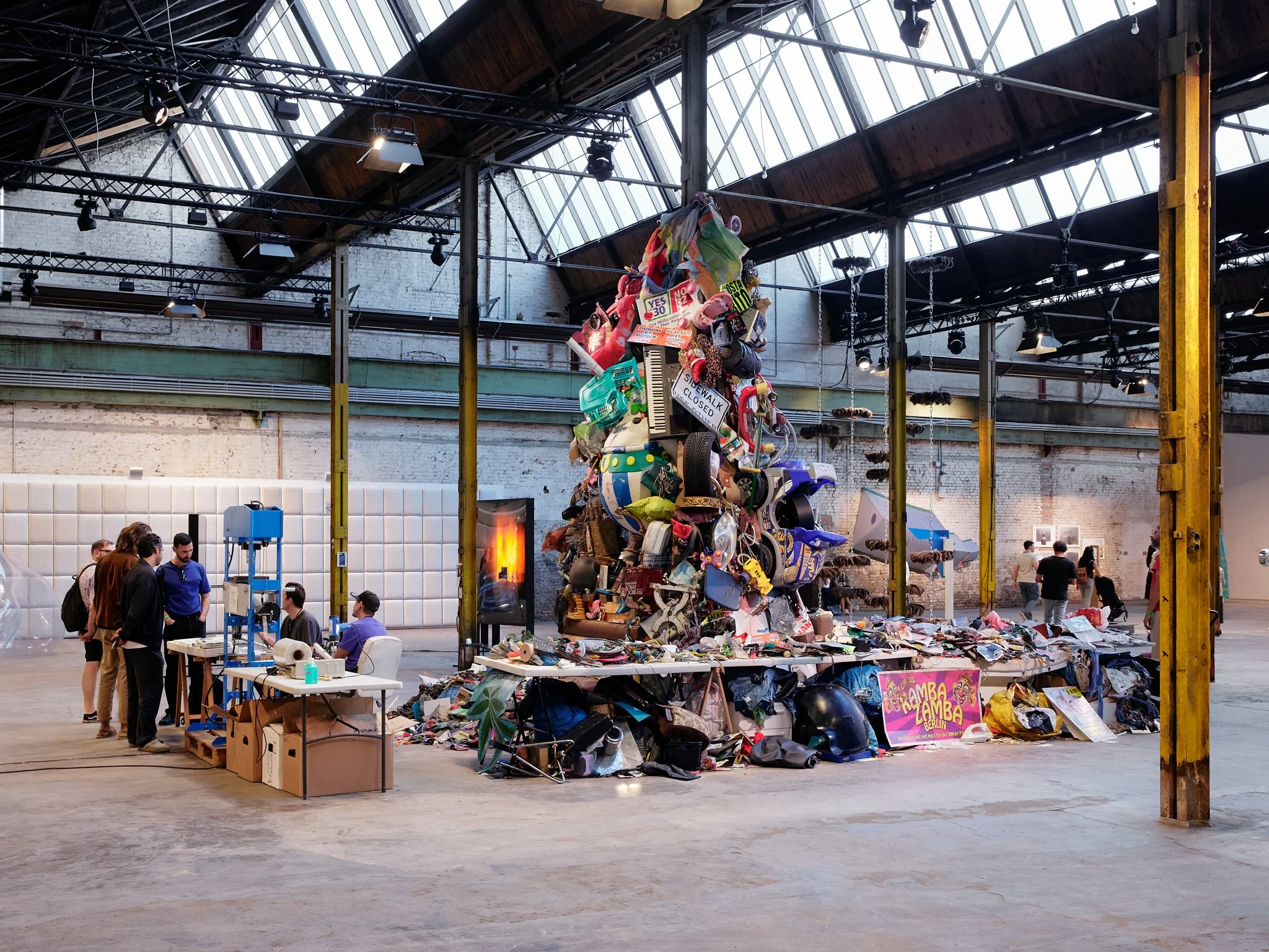 Daniel Knorr at Hallen 06, Photo: Joe Clark