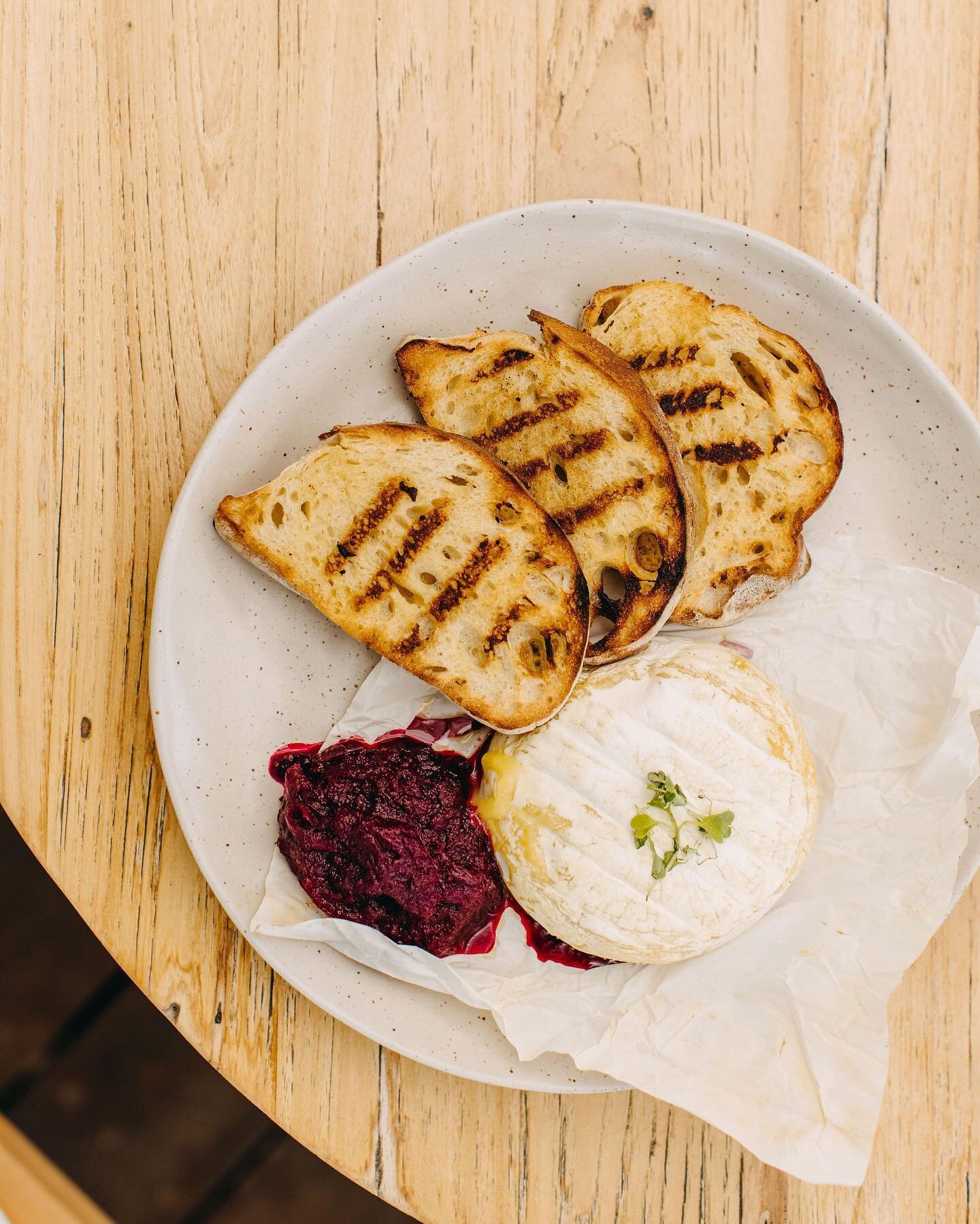 Baked Margaret River Brie, beetroot + onion relish, Chargrilled Yallingup Woodfired Sourdough. The perfect lazy Sunday afternoon snack 🫶🏼