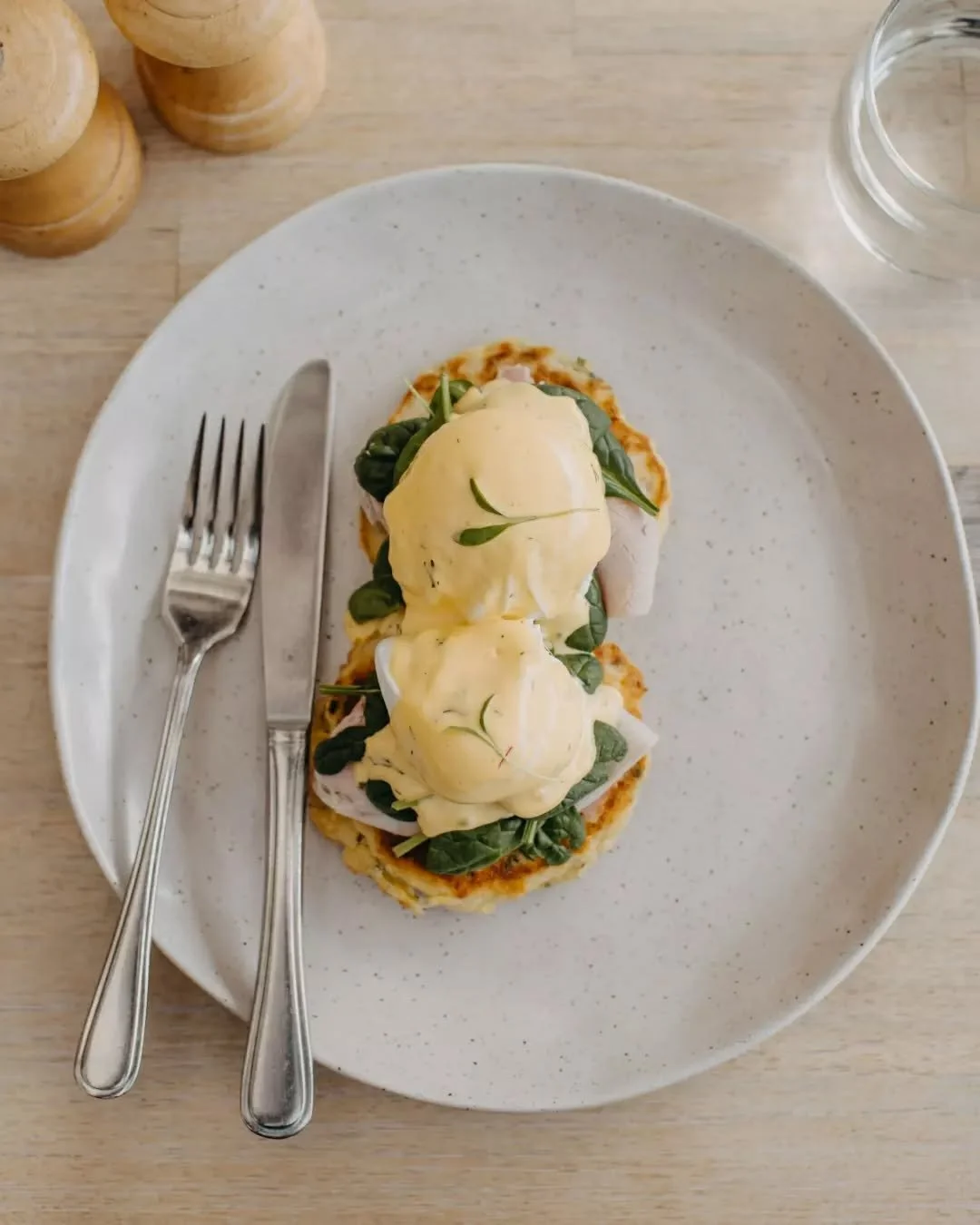 Start your week the Farmhouse way. Sweetcorn fritters with poached eggs, Farmhouse ham and dill hollandaise, breakfast that makes Monday feel a little brighter.✨

Join us, link in bio.