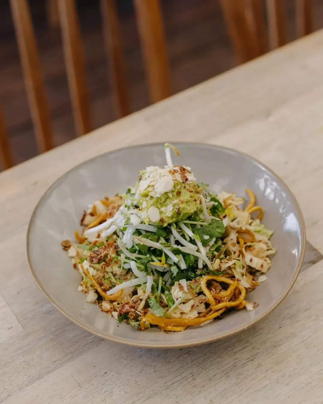 This one&rsquo;s all about the crunch. Wombok slaw salad with crispy noodles, avocado, almond crumb and sesame dressing, made for easy lunches at the Farmhouse. Available from 11:30am. 

Walk-ins welcome or book ahead via link in bio.